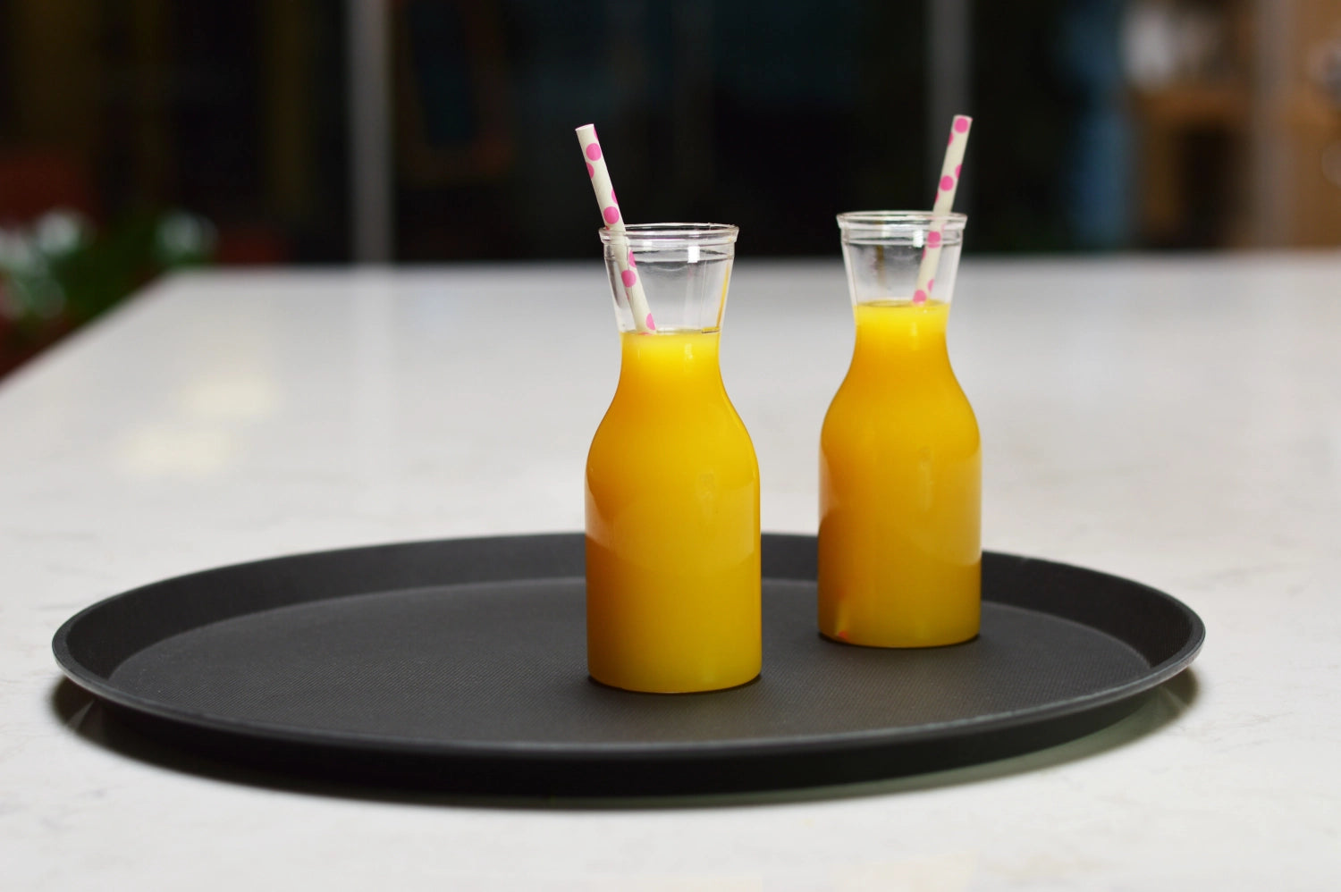 Schwarzes, rutschfestes Camtread Tablett mit einem Durchmesser von 35,5 cm, ideal für den Einsatz in Restaurants und Cafés.