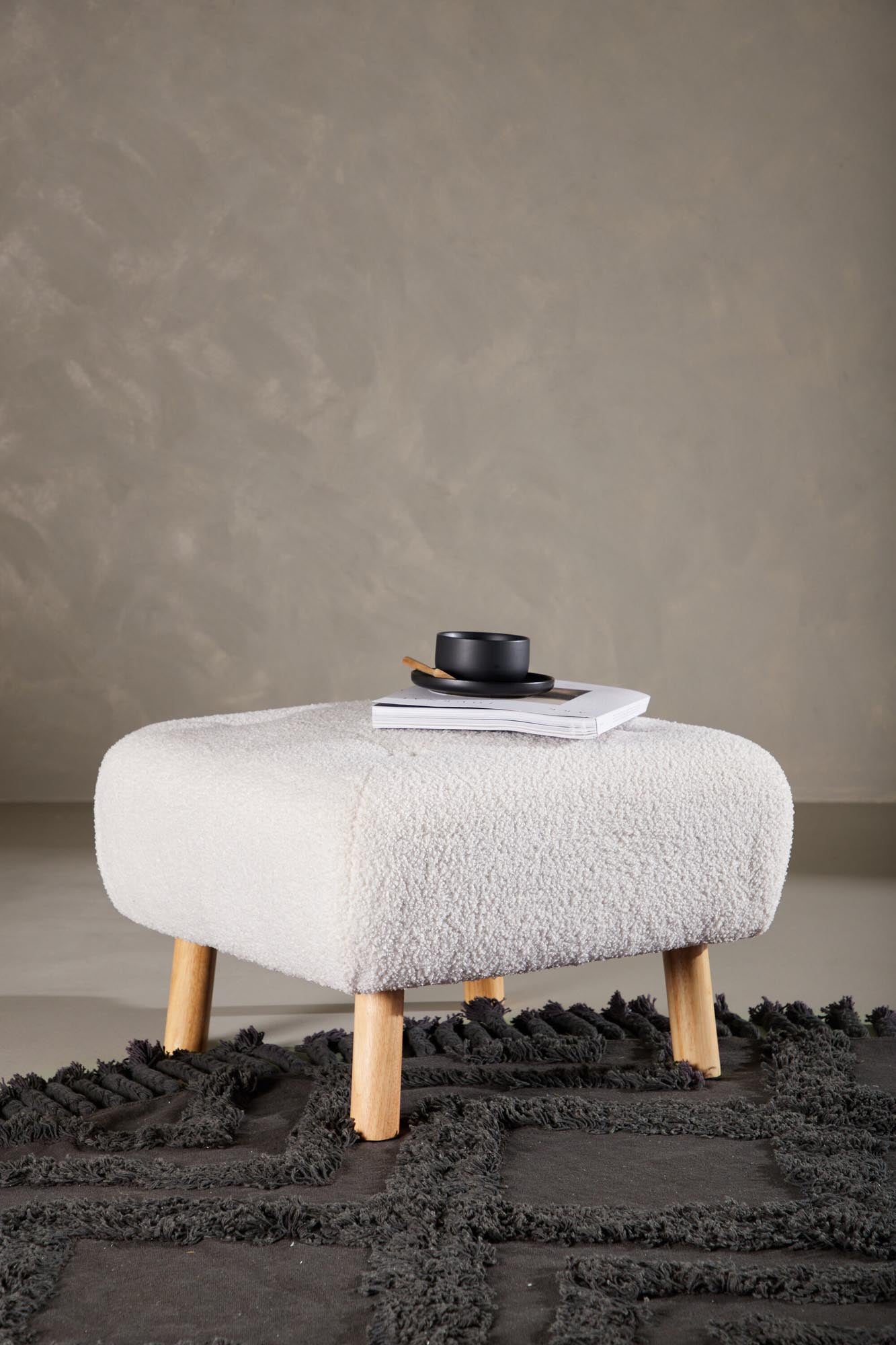 Stylische Salina Ottomane von Venture Home in klassischem Schwarz – ideal als Sitzgelegenheit oder Fußablage für jedes Zuhause.