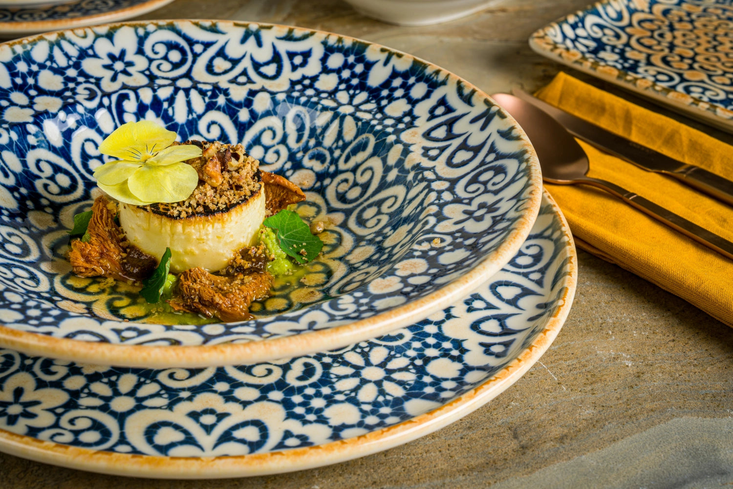 Eleganter flacher Gourmet Teller Alhambra von Bonna, 30 cm, perfekt für kreative Anrichte und besondere Anlässe.