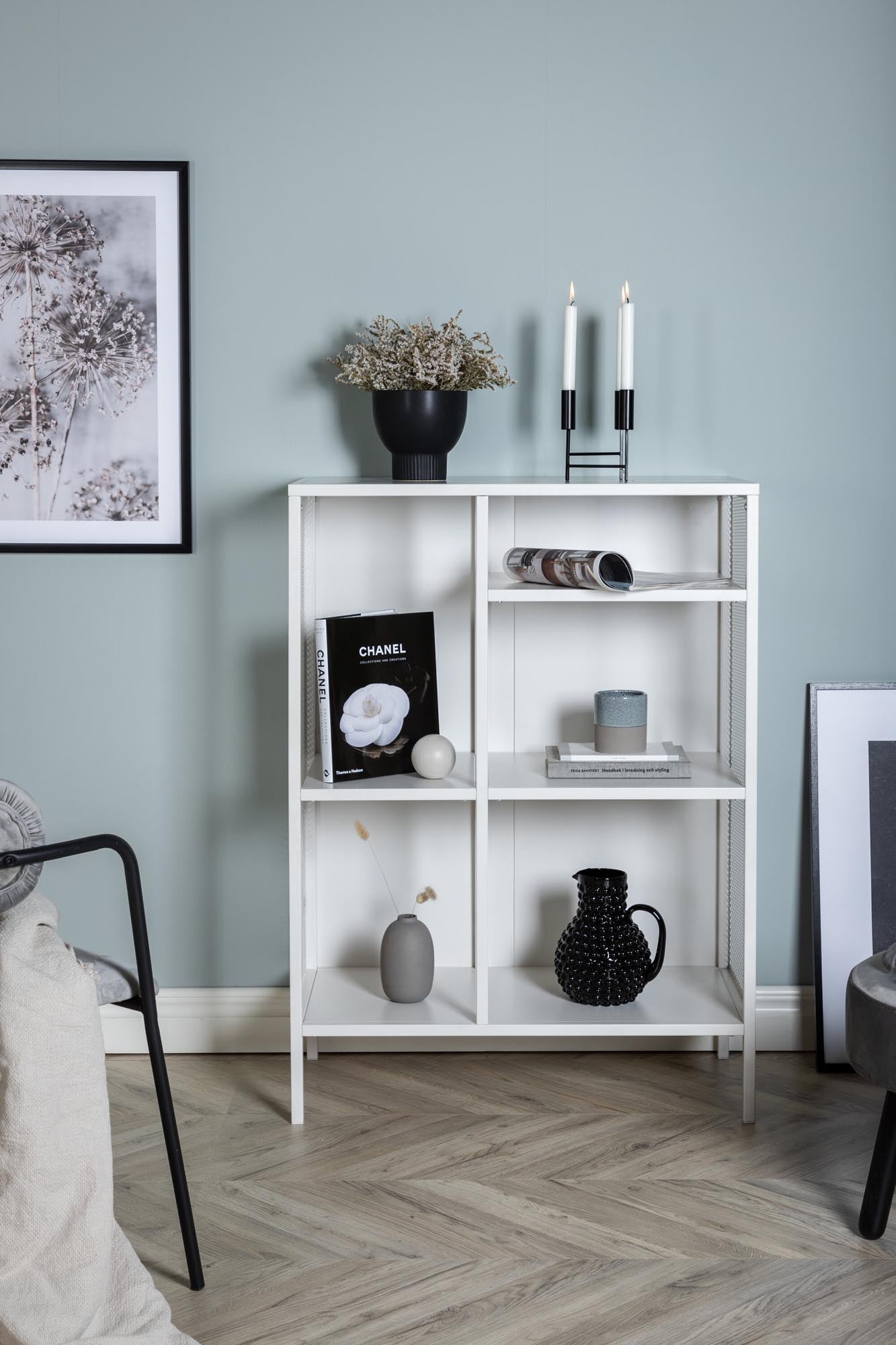 Das Mischa Regal von Venture Home besticht durch sein stilvolles Industriedesign und bietet praktische Ablageflächen für jeden Raum.