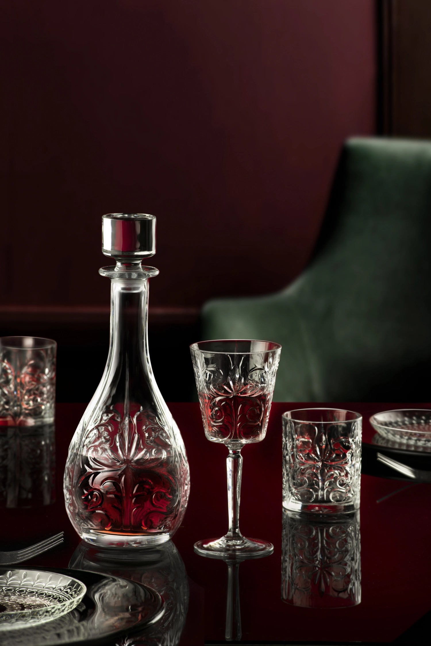 Elegante Tattoo Flasche von RCR, rund mit Ø12.1 cm und 19.4 cm Höhe, ideal für stilvolle Getränkepräsentation und Dekoration.