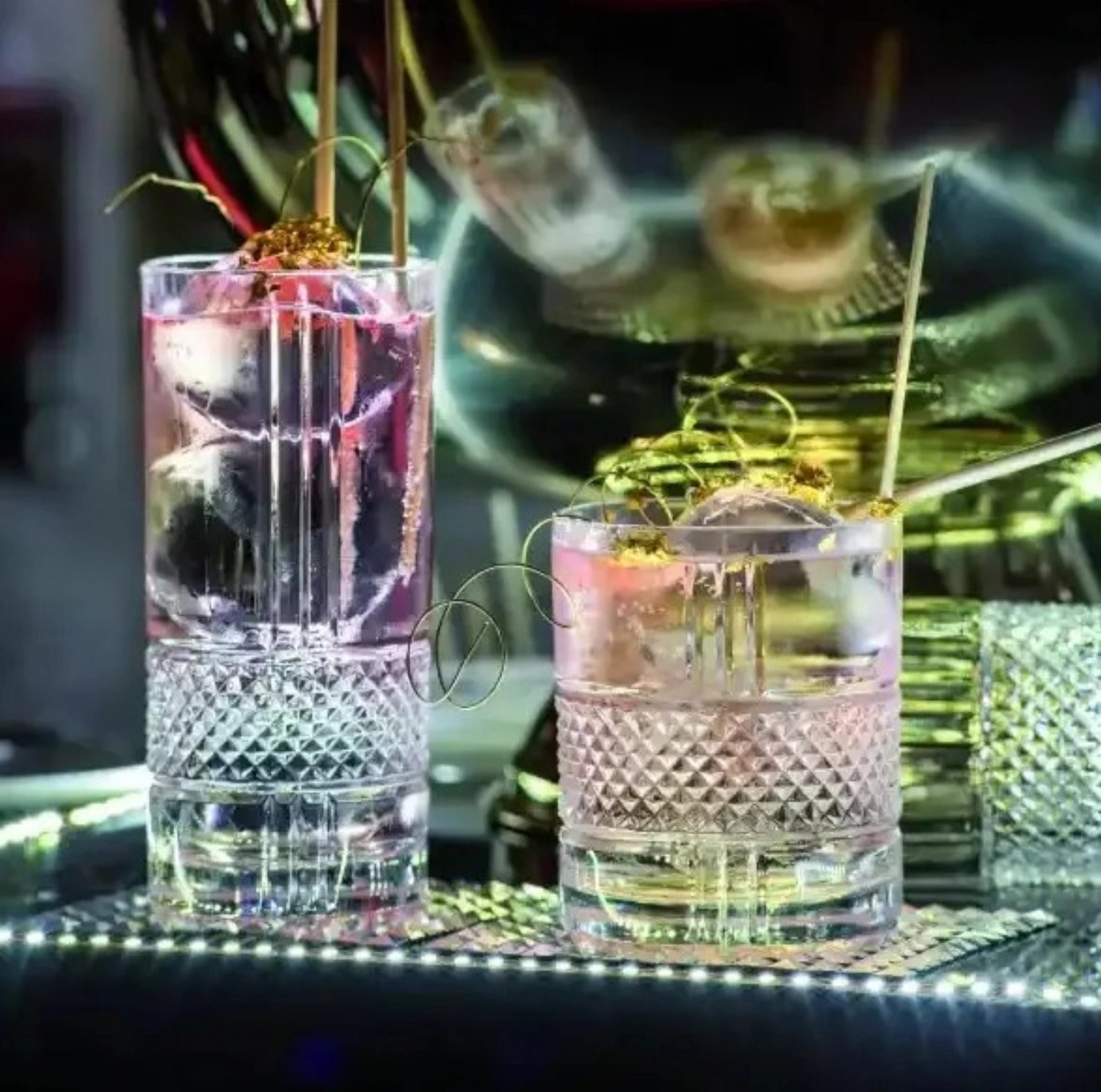 Elegantes 6-teiliges Set RCR Brillante Hb Tumbler, Ø7 H15 cm, 37cl, perfekt für stilvolle Cocktails und erfrischende Getränke, strahlt Glanz und Qualität aus.