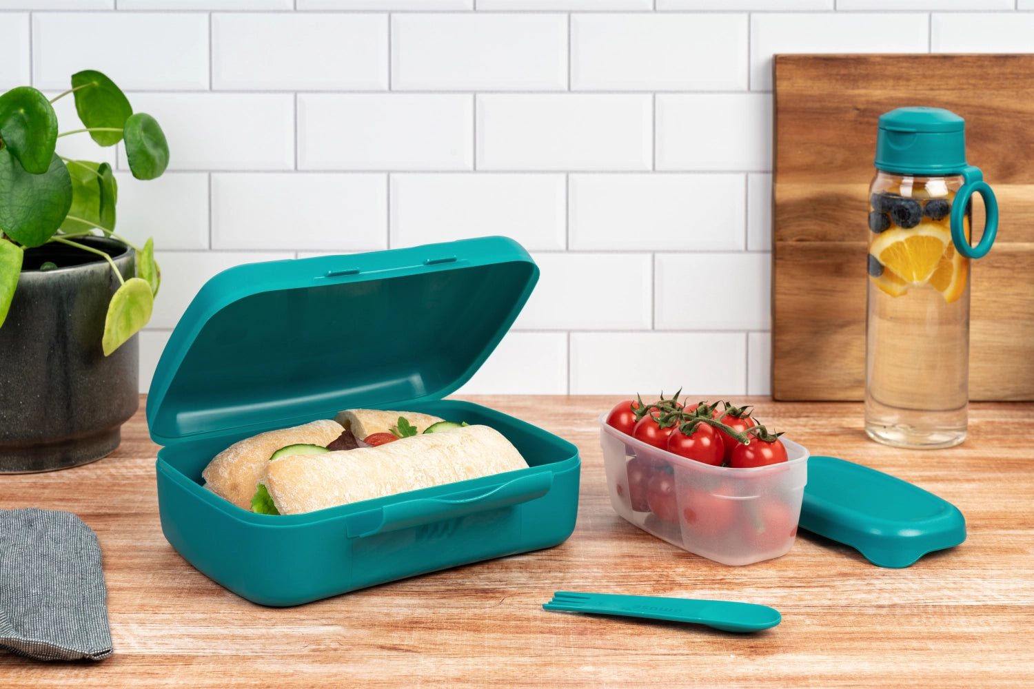 Elegante dunkelgrüne Lunchbox von Amuse, ideal für Salate und Snacks, inklusive Göffel, Maße 210x156x71mm, perfekt für unterwegs.