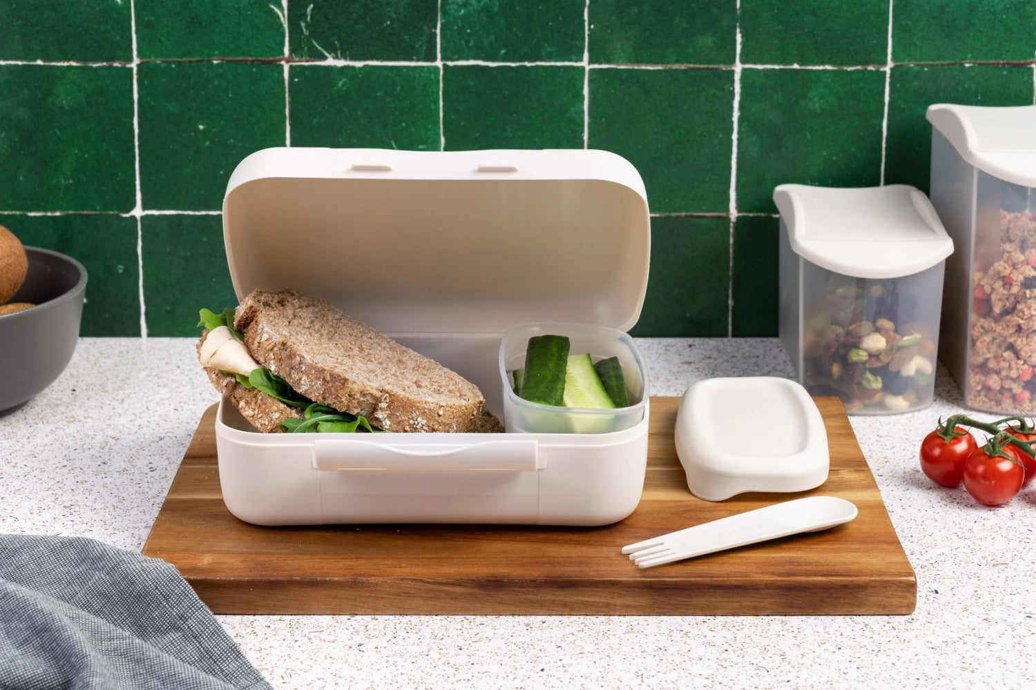 Stilvolle beige Lunchbox von Amuse, perfekt für Salate und Snacks, inklusive Göffel, kompakte Maße 210x156x71mm, ideal für unterwegs.