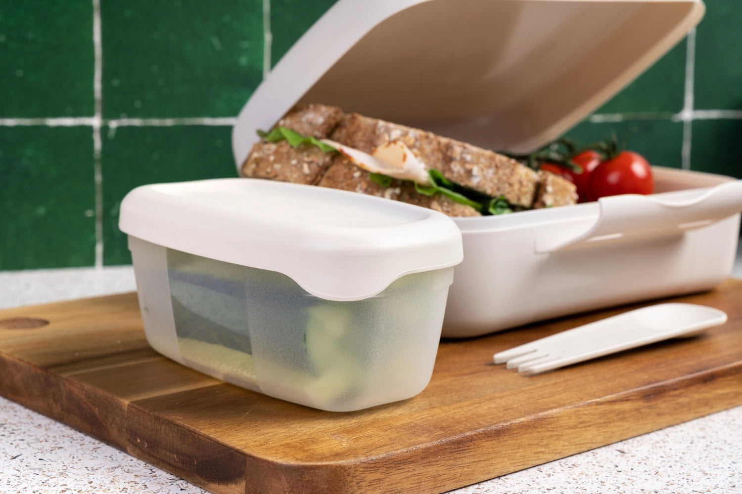 Beige Lunchbox von Amuse für Brunch, ideal für Salate und Snacks, mit praktischem Göffel, kompakte Größe 210x156x71mm, perfekt für unterwegs.
