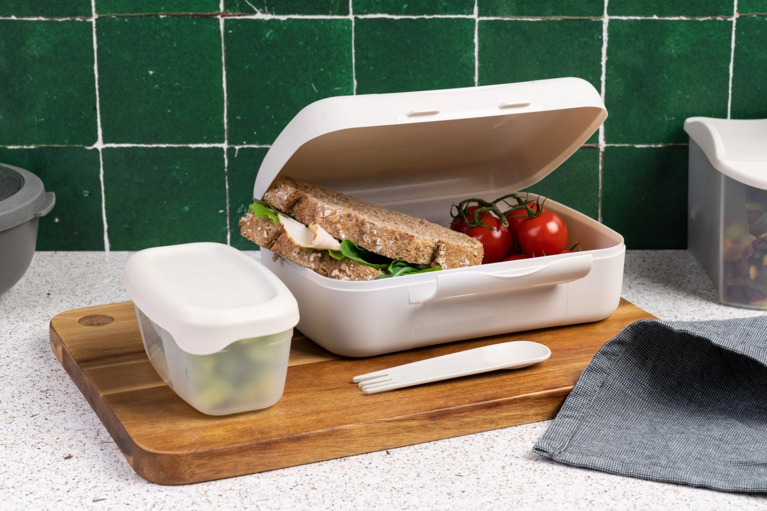 Beige Brunch Salat Box von Amuse mit integriertem Göffel, ideal für frische Snacks, kompakte Maße 210x156x71mm, perfekt für unterwegs.