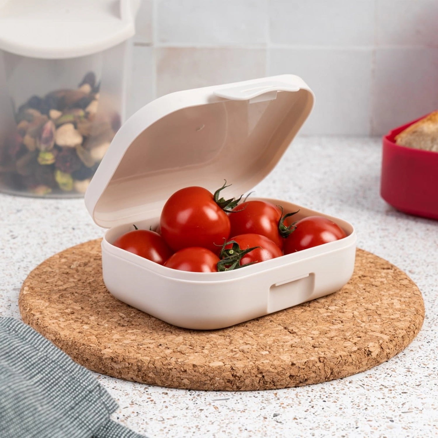 Kompakte AMUSE BASIC Snackbox in SAND, Maße 109x80x37 mm. Ideal für Snacks und Lunch to go, stilvoll und funktional.