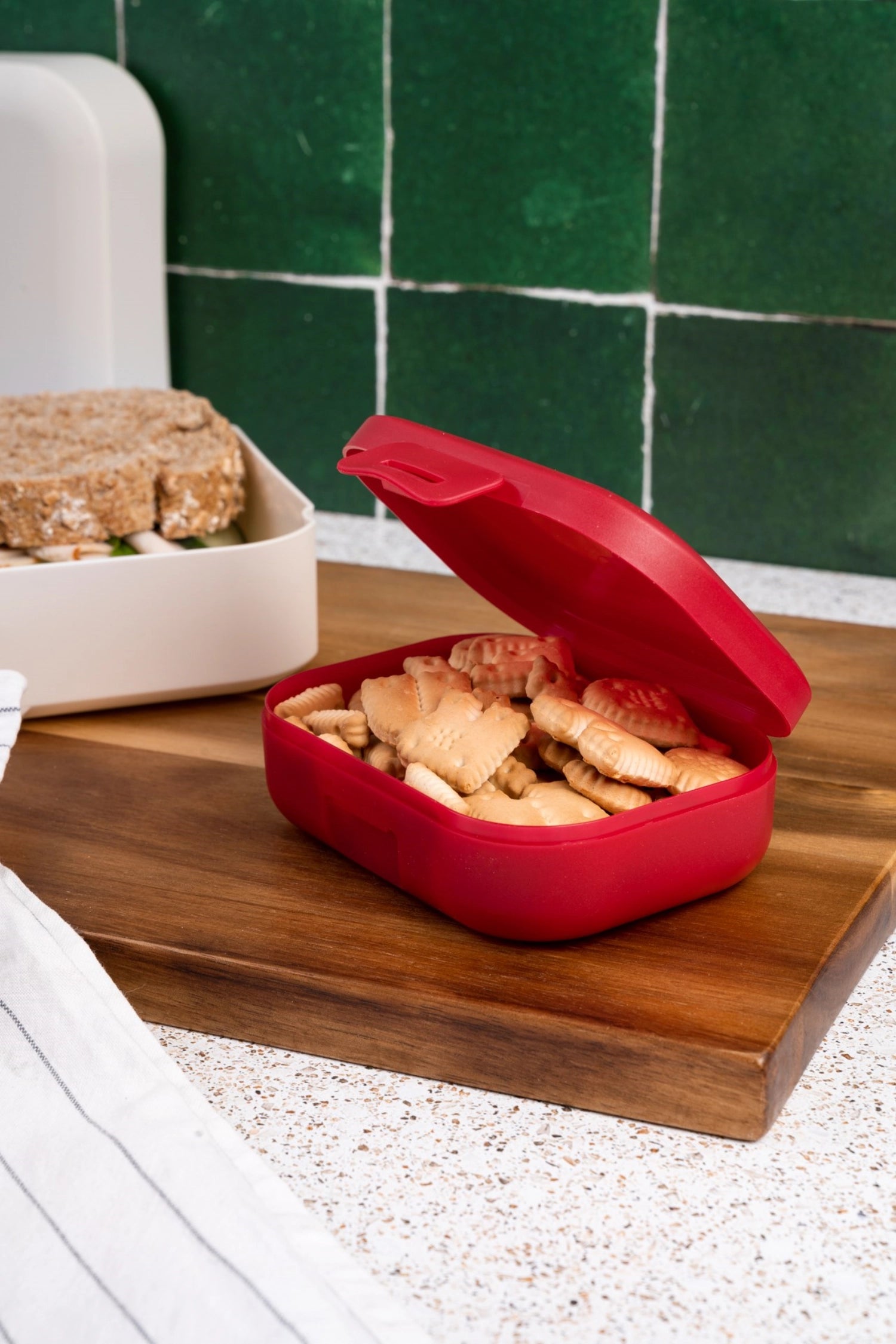 Kompakte Snackbox in elegantem RUBY von AMUSE BASIC, ideal für Snacks und kleine Mahlzeiten unterwegs. Maße: 109x80x37 mm.