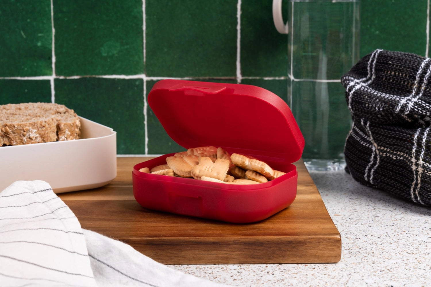 Kleine, stilvolle Snackbox in RUBY von AMUSE BASIC, perfekt für unterwegs. Maße: 109x80x37 mm, ideal für Snacks und kleine Portionen.