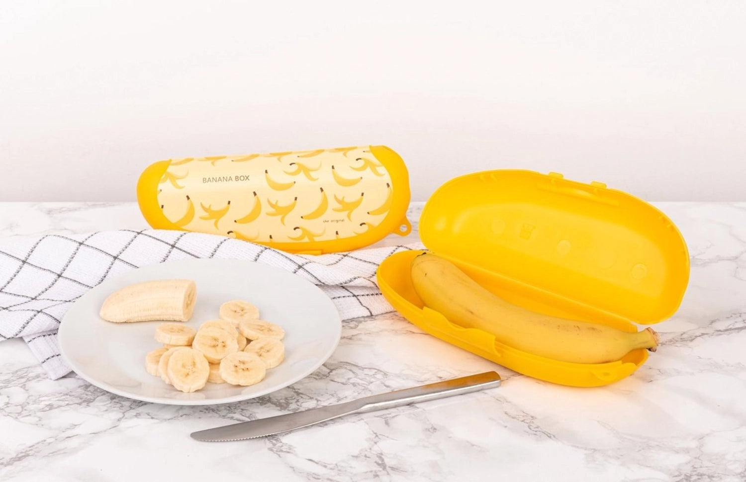 Bananenbox in strahlendem Gelb, ideal für unterwegs. Kompakte Maße 223x90x50 mm, perfekt für die Aufbewahrung von Bananen und Snacks.