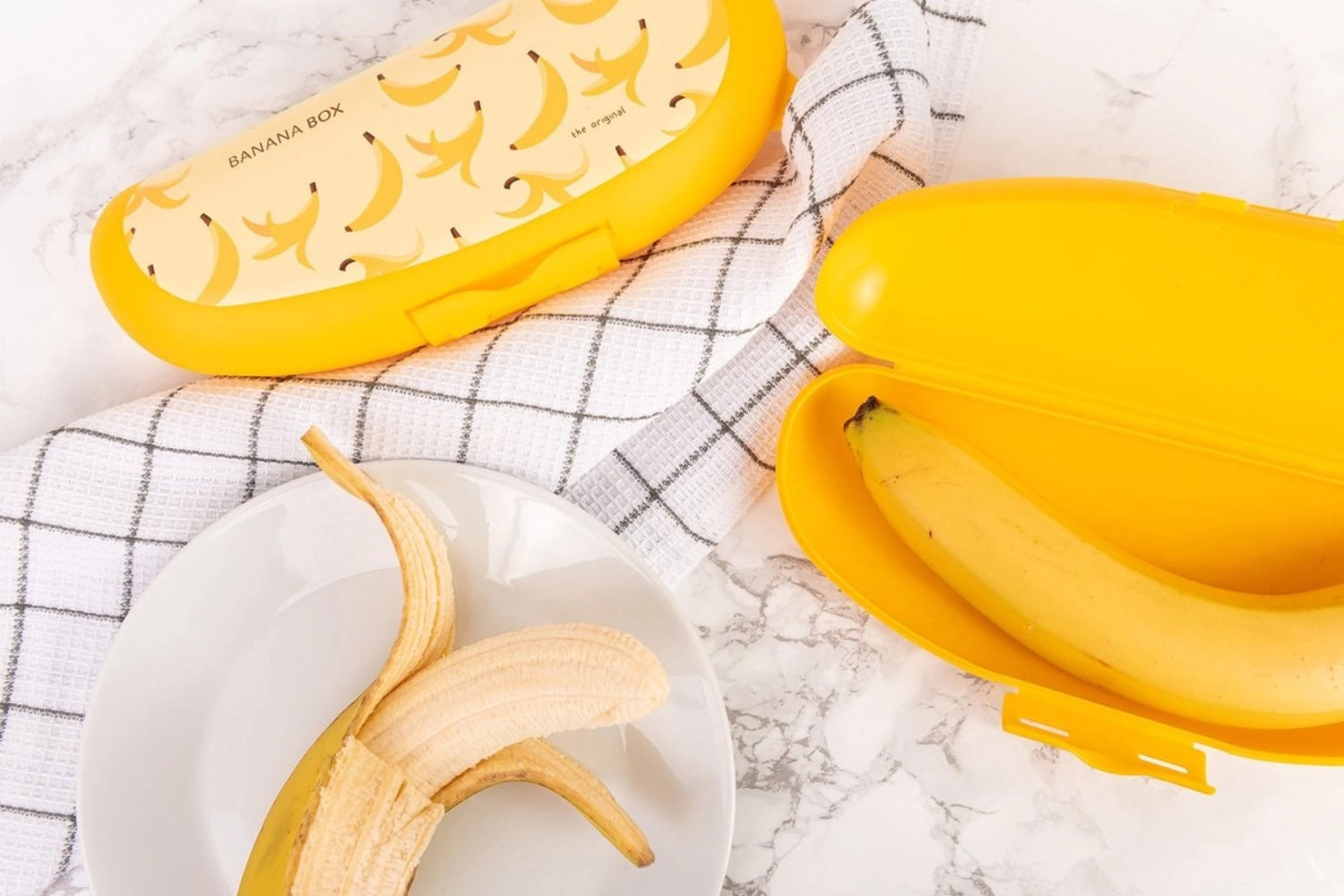 Bananenbox in fröhlichem Gelb, perfekt für die sichere Aufbewahrung von Bananen und kleinen Snacks. Kompakte Maße: 223x90x50 mm.