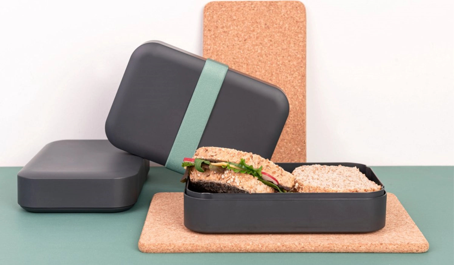 Nachhaltige Lunchbox in elegantem Grau von Amuse Plus, ideal für umweltfreundliche Snacks und Mahlzeiten, Maße: 210 x 140 x 50 mm.