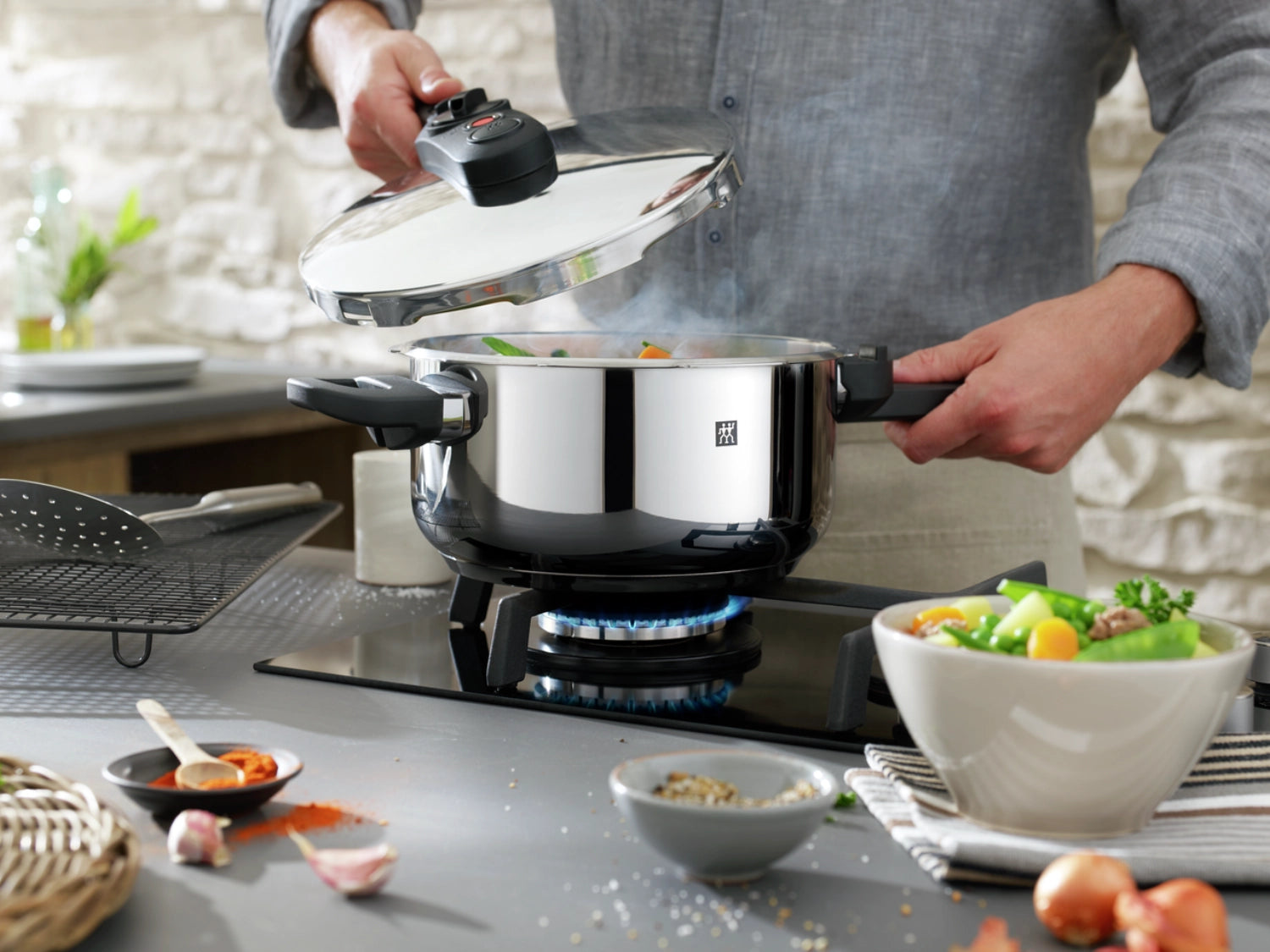 Hochwertiger 6-Liter Dampfkochtopf Ecoquick II von Zwilling Kitchen, perfekt für energiesparendes Kochen und schmackhafte Gerichte.