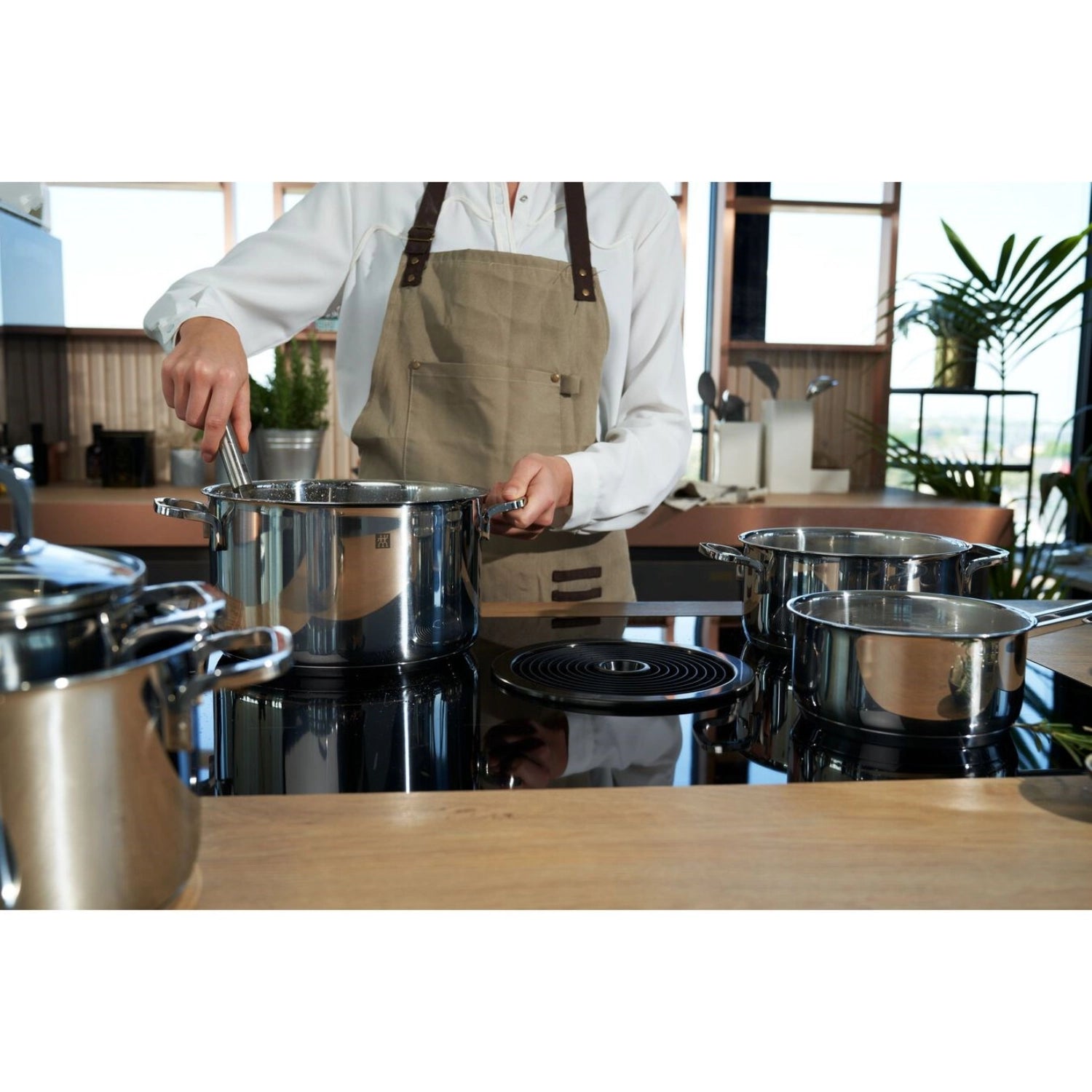Zwilling Quadro 5-teiliges Kochgeschirr-Set aus hochwertigem Edelstahl, ideal für vielseitiges Kochen und Braten in der modernen Küche.