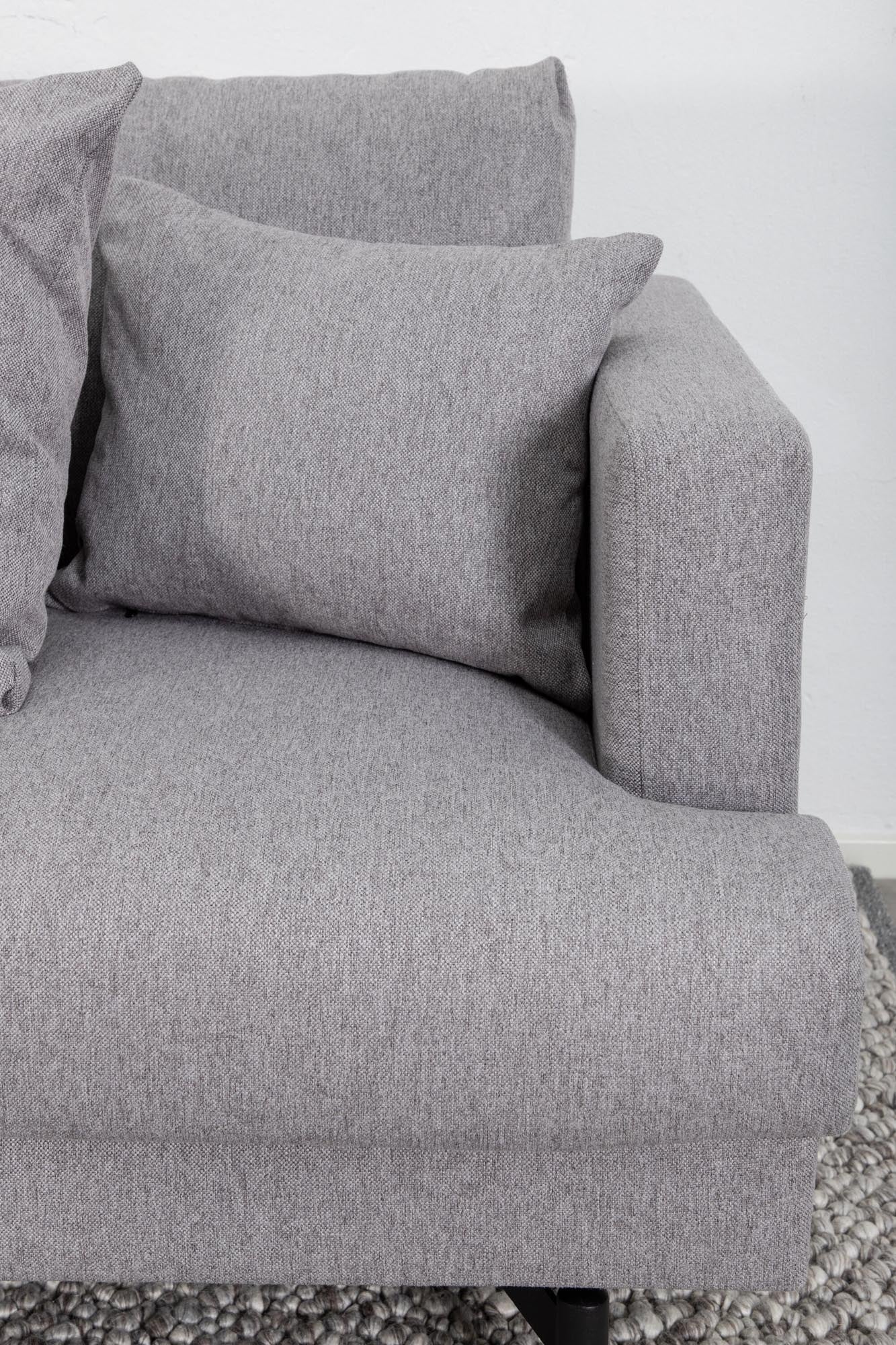 Stilvolles 3er Sofa Sofia von Venture Home, das mit seiner eleganten Form und bequemen Polsterung jeden Raum aufwertet.