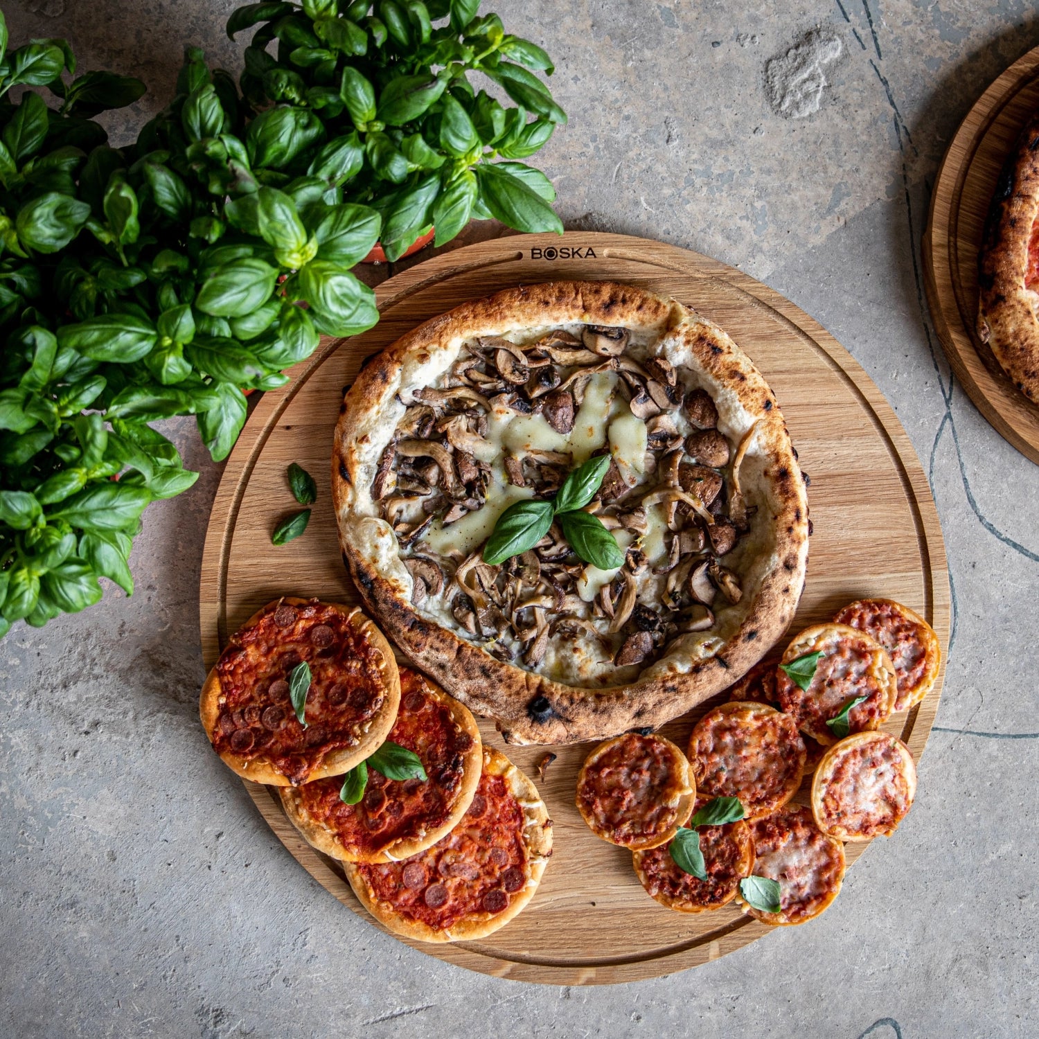 Großes Pizza Board "Friends XL" von Boska mit einem Durchmesser von 40 cm, perfekt zum Servieren und Teilen von köstlicher Pizza.