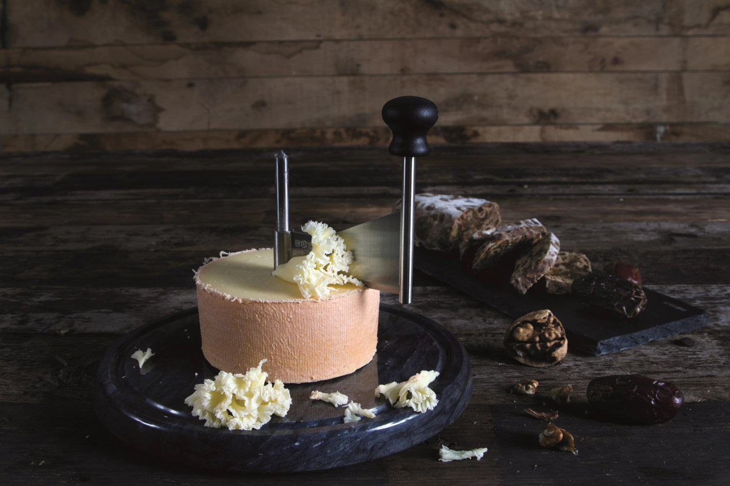 Hochwertiger Käseschaber aus edlem Marmor von Boska, perfekt zum mühelosen Schneiden und Anrichten von Käse, vereint Eleganz und Praktikabilität.