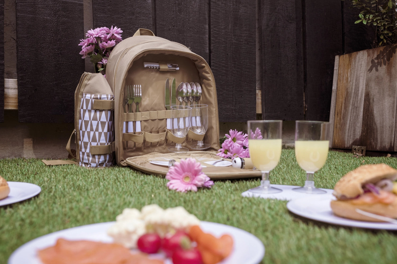 Grüner Picknick-Rucksack für 4 Personen, ideal für Ausflüge, mit praktischem Design und ausreichend Platz für Snacks und Getränke.