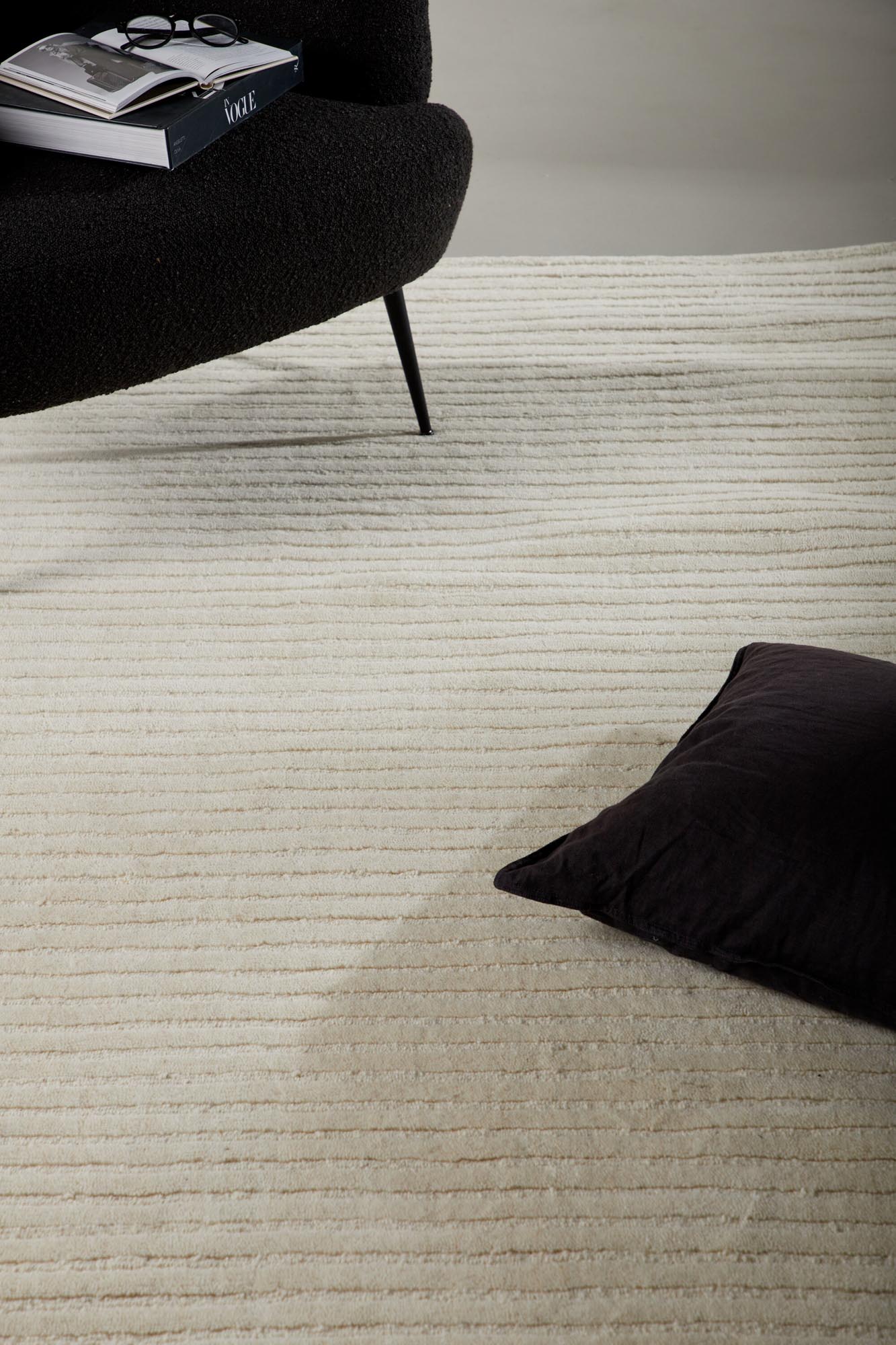 Eleganter Milton Teppich in Weiß, ideal für stilvolle Wohnräume. Hochwertige Verarbeitung von Venture Home, perfekt für jedes Zuhause.