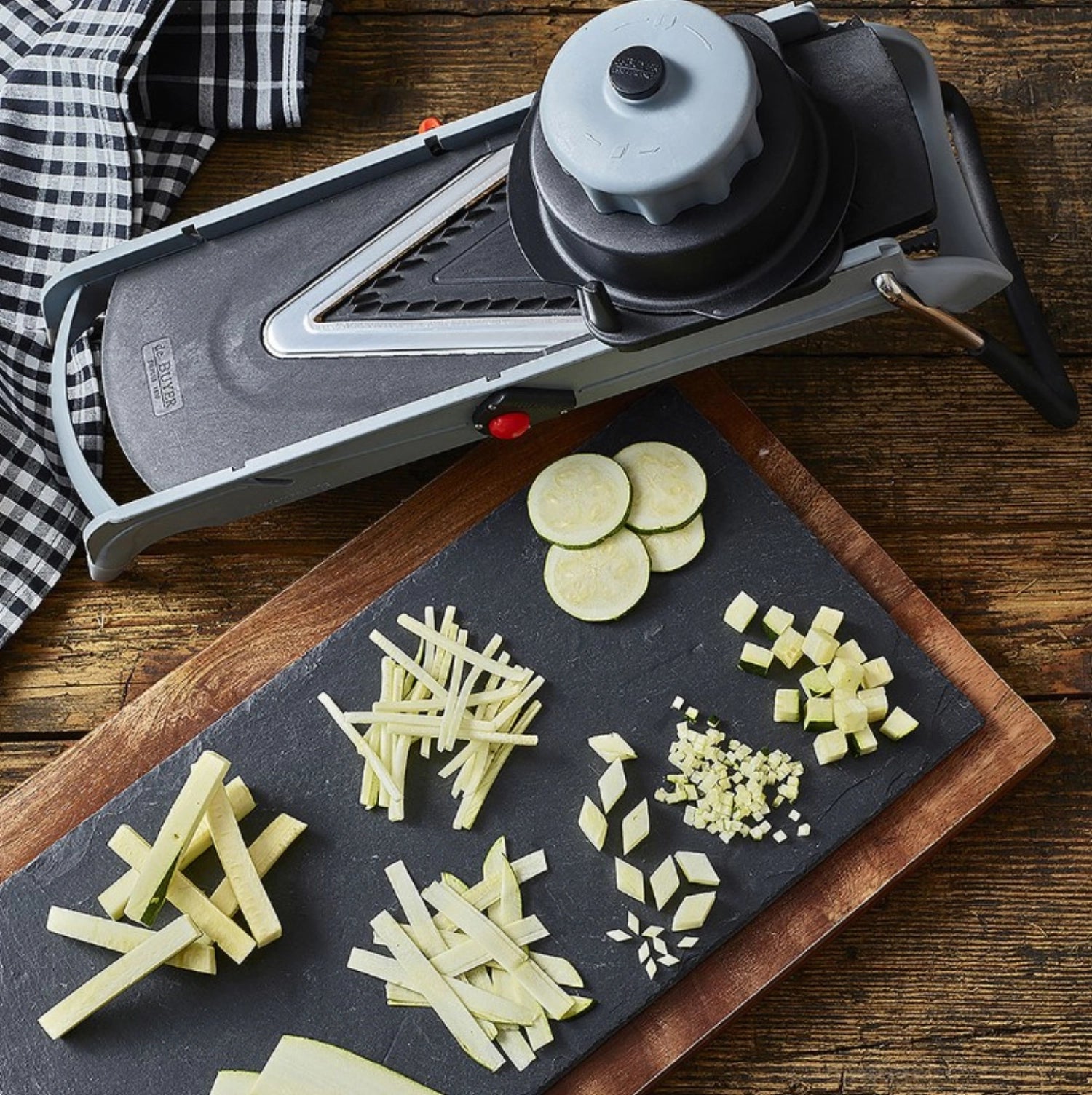 Mandoline Viper von de Buyer, vielseitiges Küchengerät mit zwei Julienne-Einsätzen (4mm und 10mm) für präzises Schneiden und Raffeln.