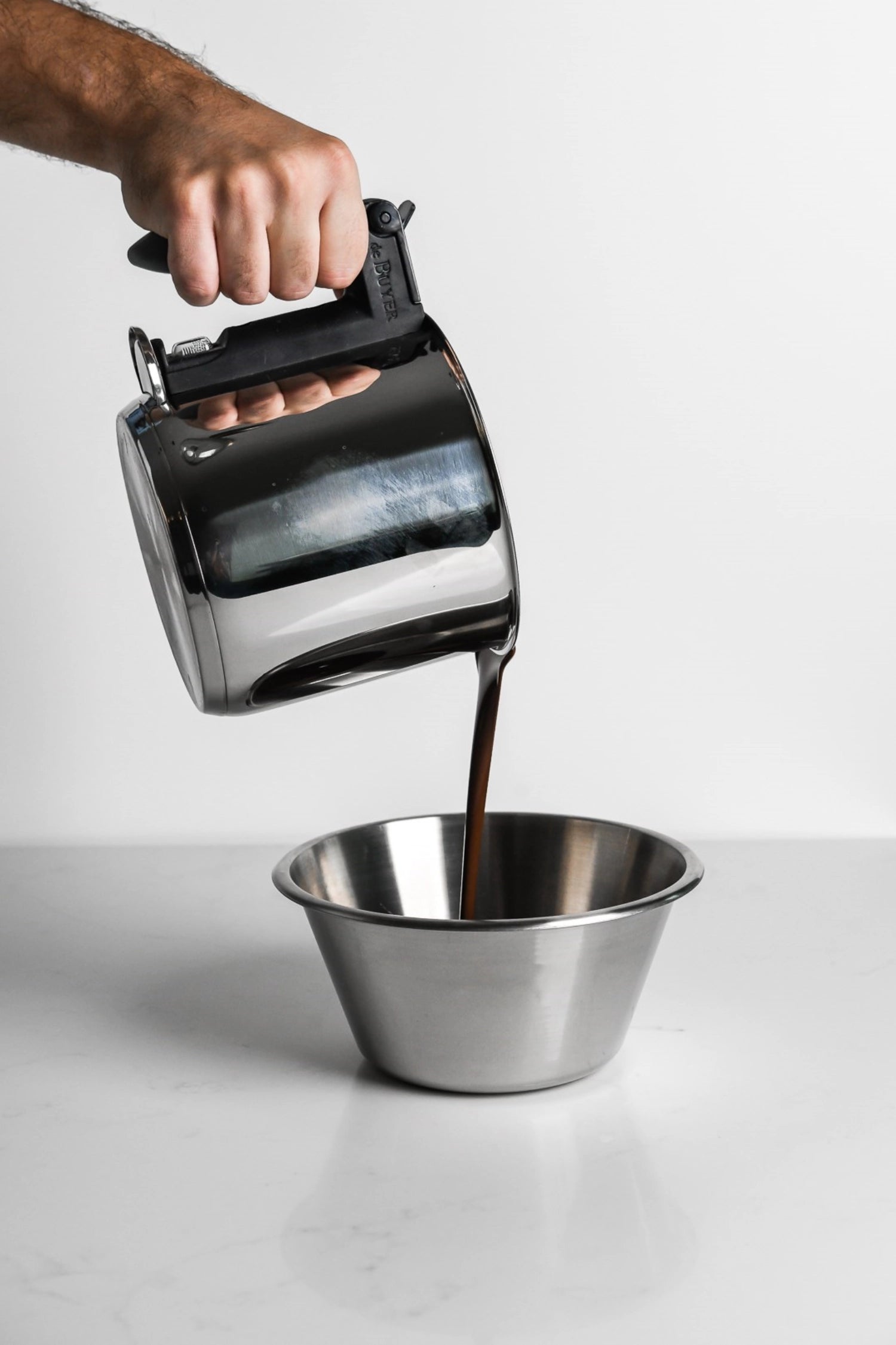 Stilvolle konische Schüssel von de Buyer, Ø16cm, 1lt, ideal zum Zubereiten und Anrichten von Speisen in jeder Küche.