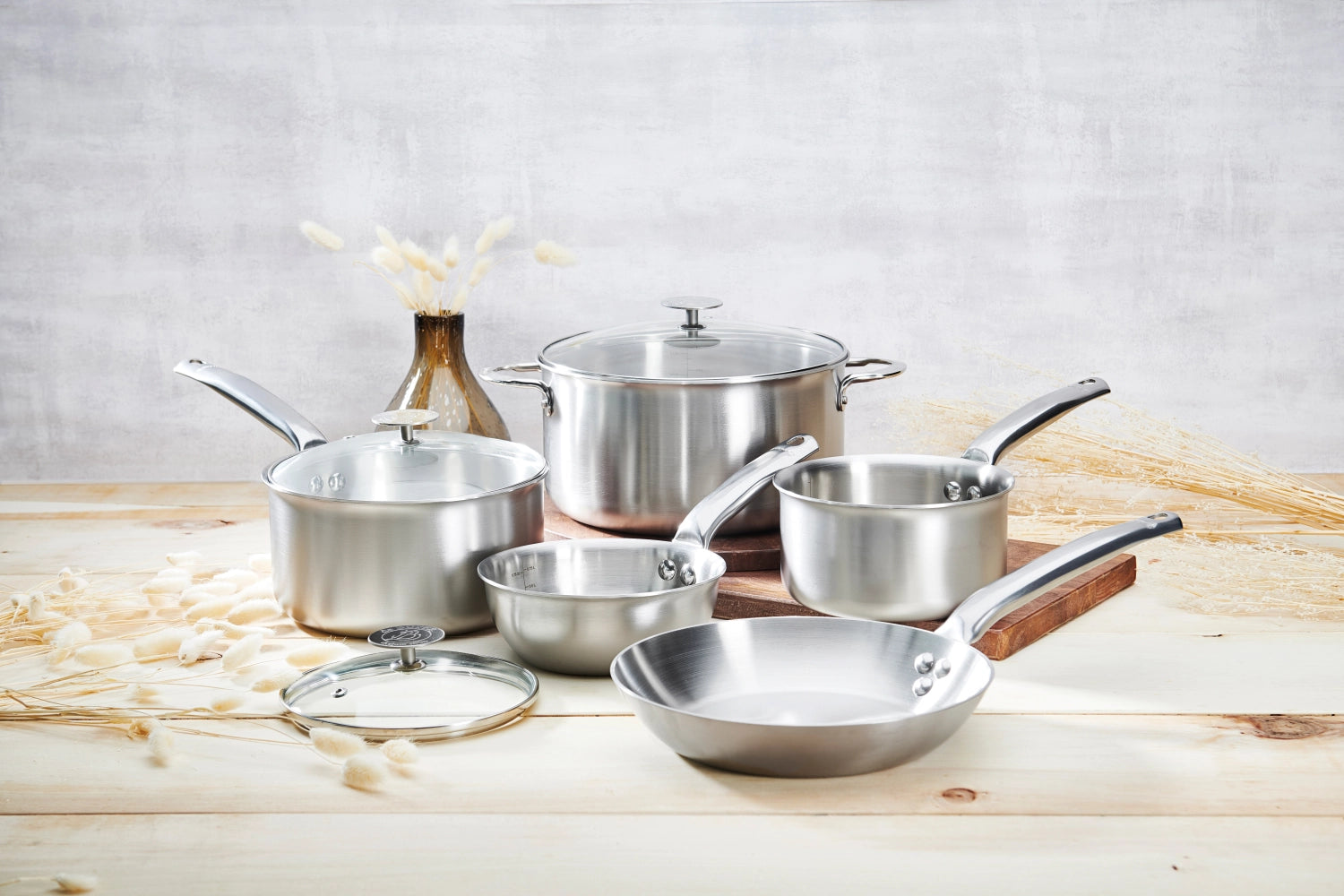 Elegantes 8-teiliges Kochtopfset Alchimy von de Buyer, inklusive 4 Töpfen (16, 20, 24 cm) und einer 24 cm Bratpfanne, perfekt für kreative Kochabenteuer.