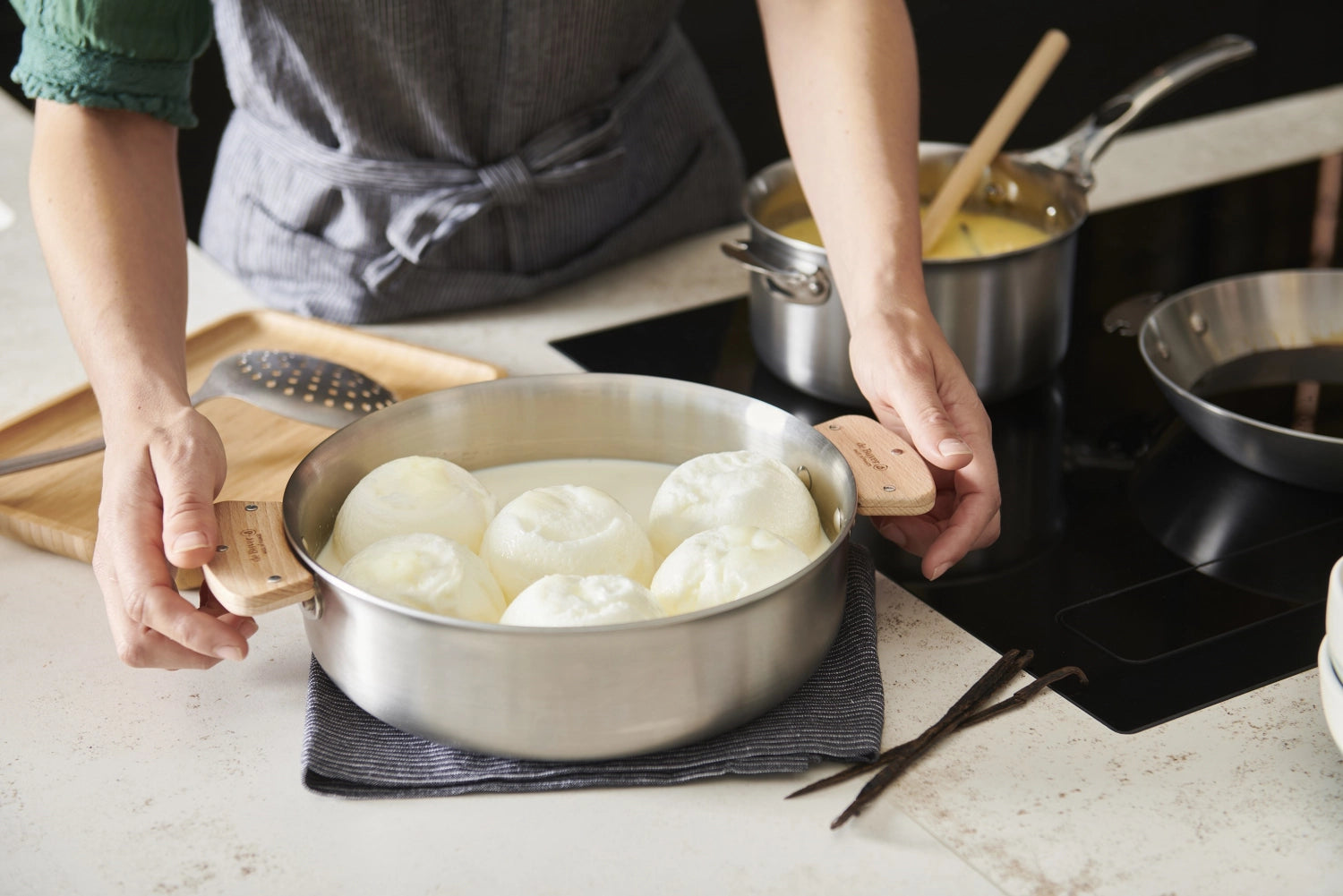 Elegantes 2er Set abnehmbarer Loqy Griffe aus hochwertigem Buchenholz, perfekt für kreative Küchenanwendungen und modernes Kochen.