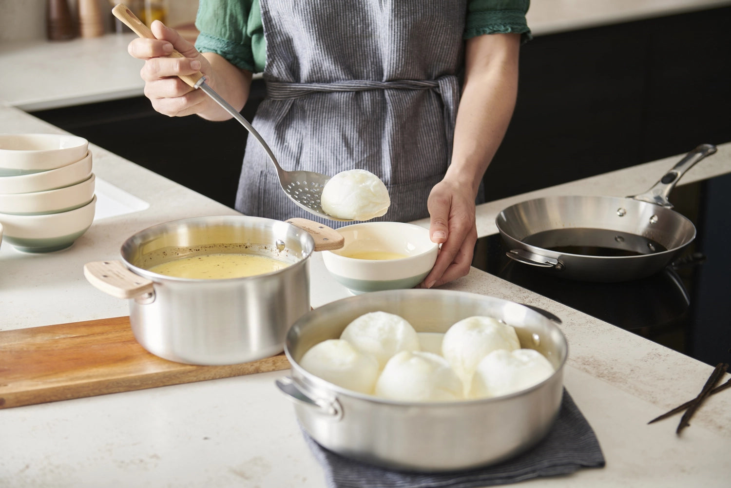 Praktisches 2er Set abnehmbarer Loqy Griffe aus Buchenholz, ideal für vielseitige Küchenhelfer und stilvolles Kochen.