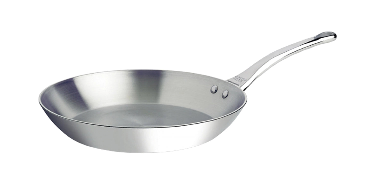 Hochwertige 28 cm Bratpfanne von de Buyer, unbeschichtet, für Induktionsherde geeignet, ideal für gesundes Kochen und schmackhafte Gerichte.