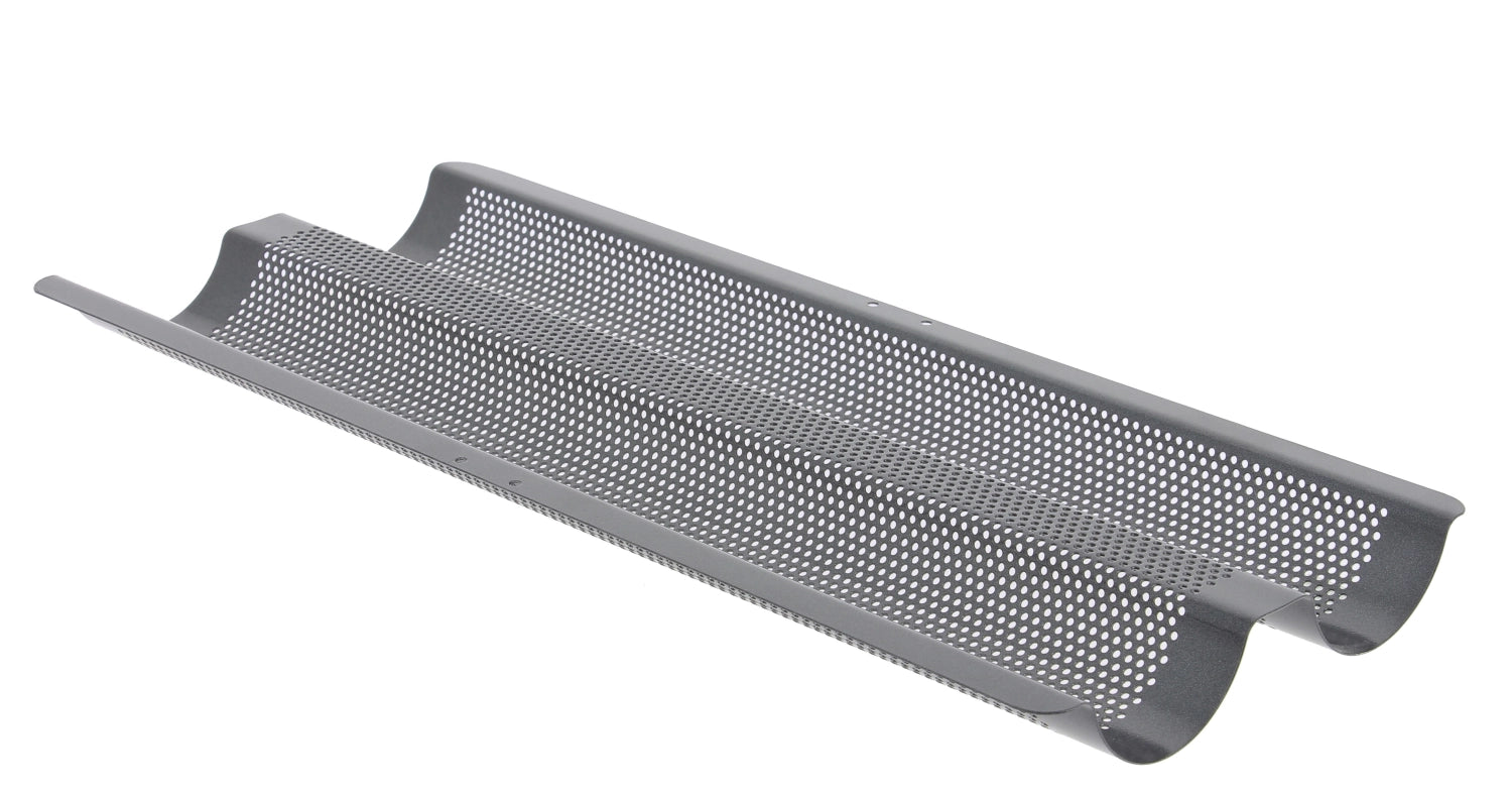 Praktisches Backblech von de Buyer, gelocht und gewellt, für 2 Baguettes (37x16,2 cm). Sorgt für knusprige Ergebnisse und gleichmäßige Wärmeverteilung.