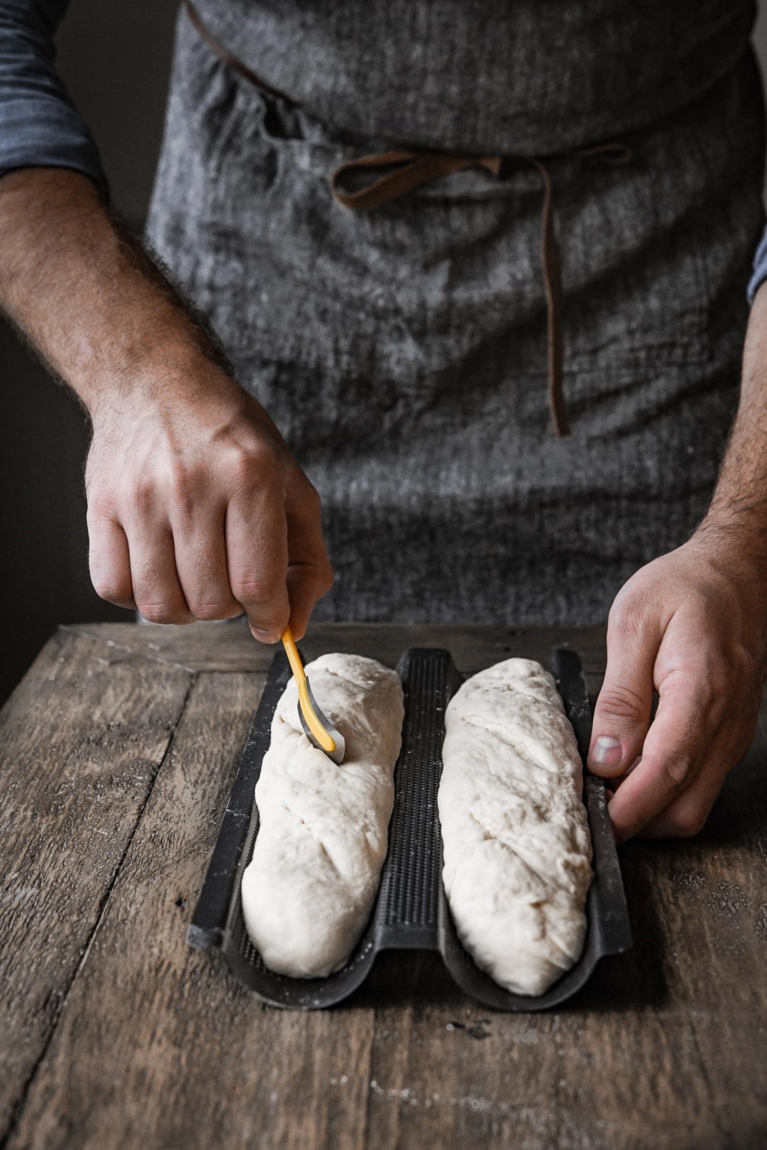 Gelochtes Backblech von de Buyer für 2 Baguettes (37x16,2 cm). Ideal für gleichmäßiges Backen und knusprige Ergebnisse.