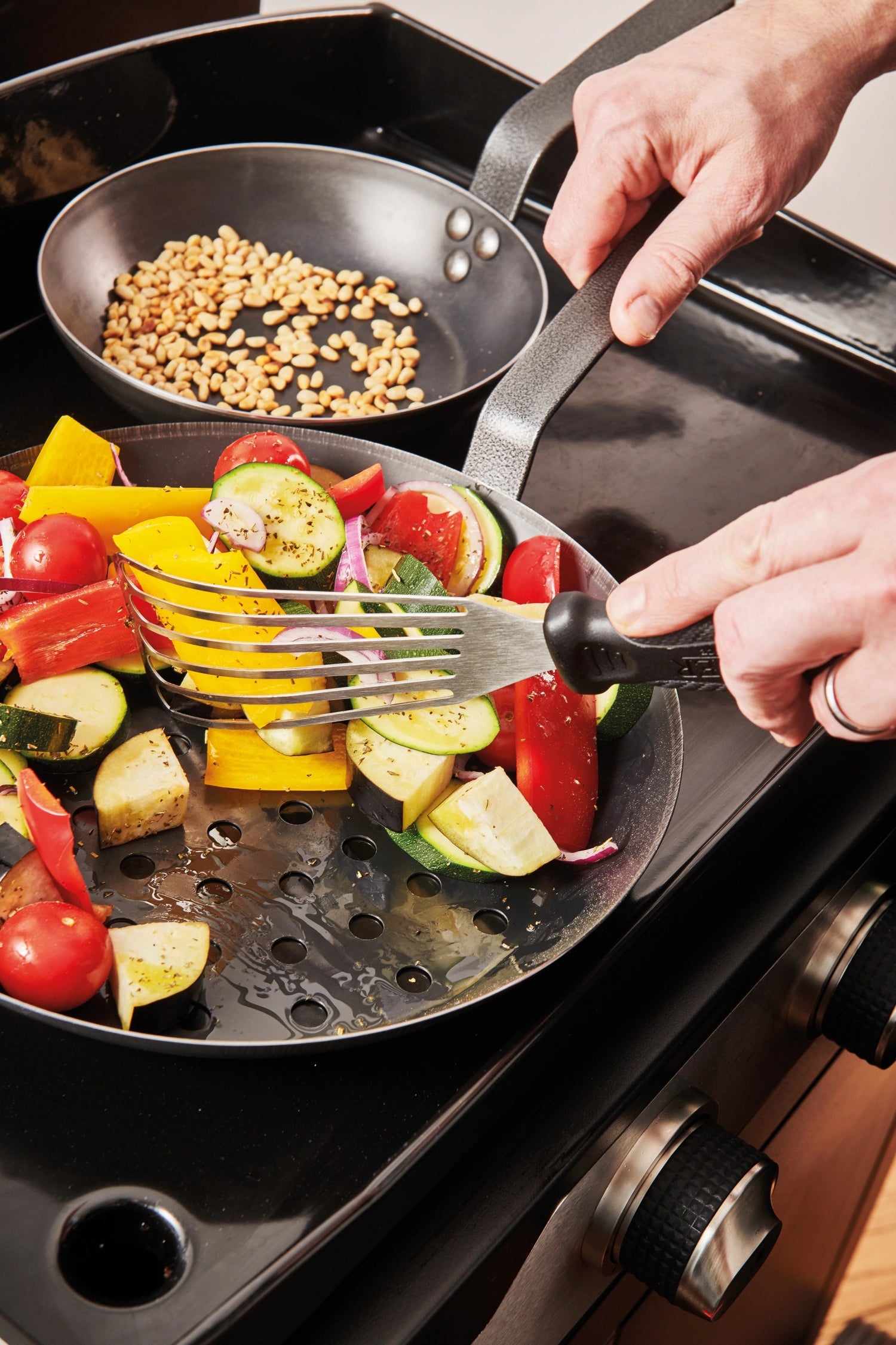 Hochwertige Marronipfanne Outdoor Ø 28cm von de Buyer, perfekt für das Braten im Freien, langlebig und ideal für Grillabenteuer.