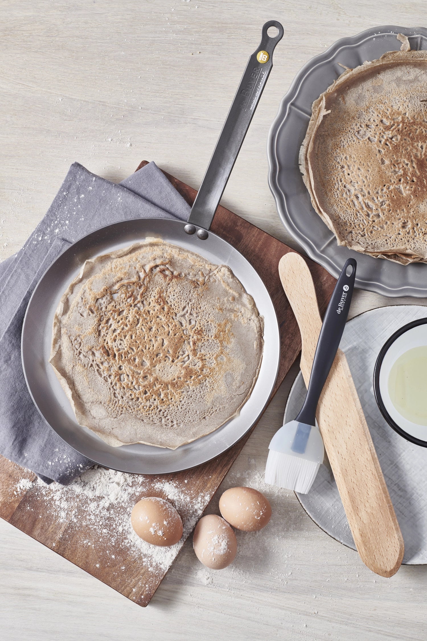 Entdecken Sie das 3er Set Crêpesparty von de Buyer: Ideal für köstliche Crêpes mit Pfanne, Pinsel und Spachtel im praktischen Set.