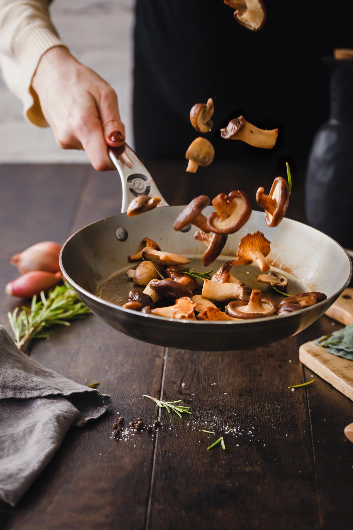 Robuste 24 cm Eisenpfanne von de Buyer, perfekt für Induktion, sorgt für gleichmäßige Wärmeverteilung und hervorragende Bratqualität.