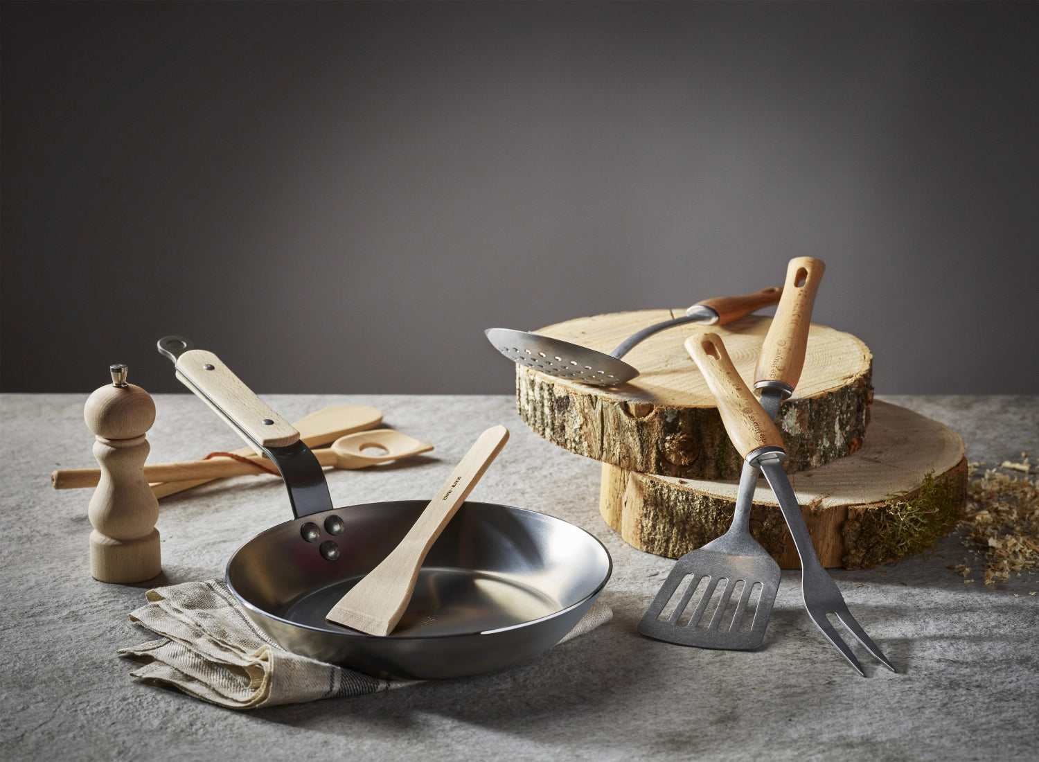 Runde Bratpfanne MINERAL B ELEMENT von de Buyer, 28 cm, ideal für gesundes Braten und Kochen, aus hochwertigem, langlebigem Material.