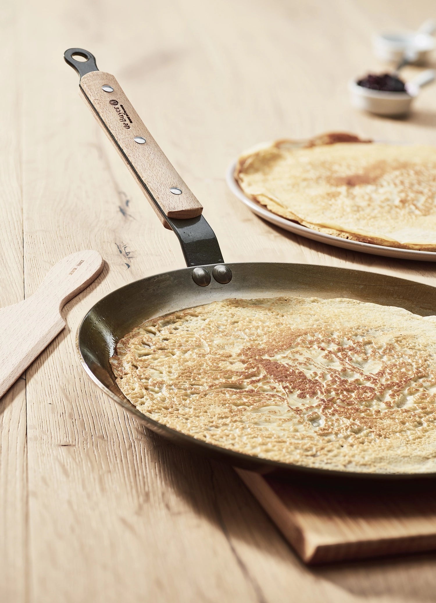 Crepe-Pfanne Mineral B Bois Ø 26 cm von de Buyer, ideal für perfekte Crêpes, aus robustem Material für gleichmäßige Wärmeverteilung.