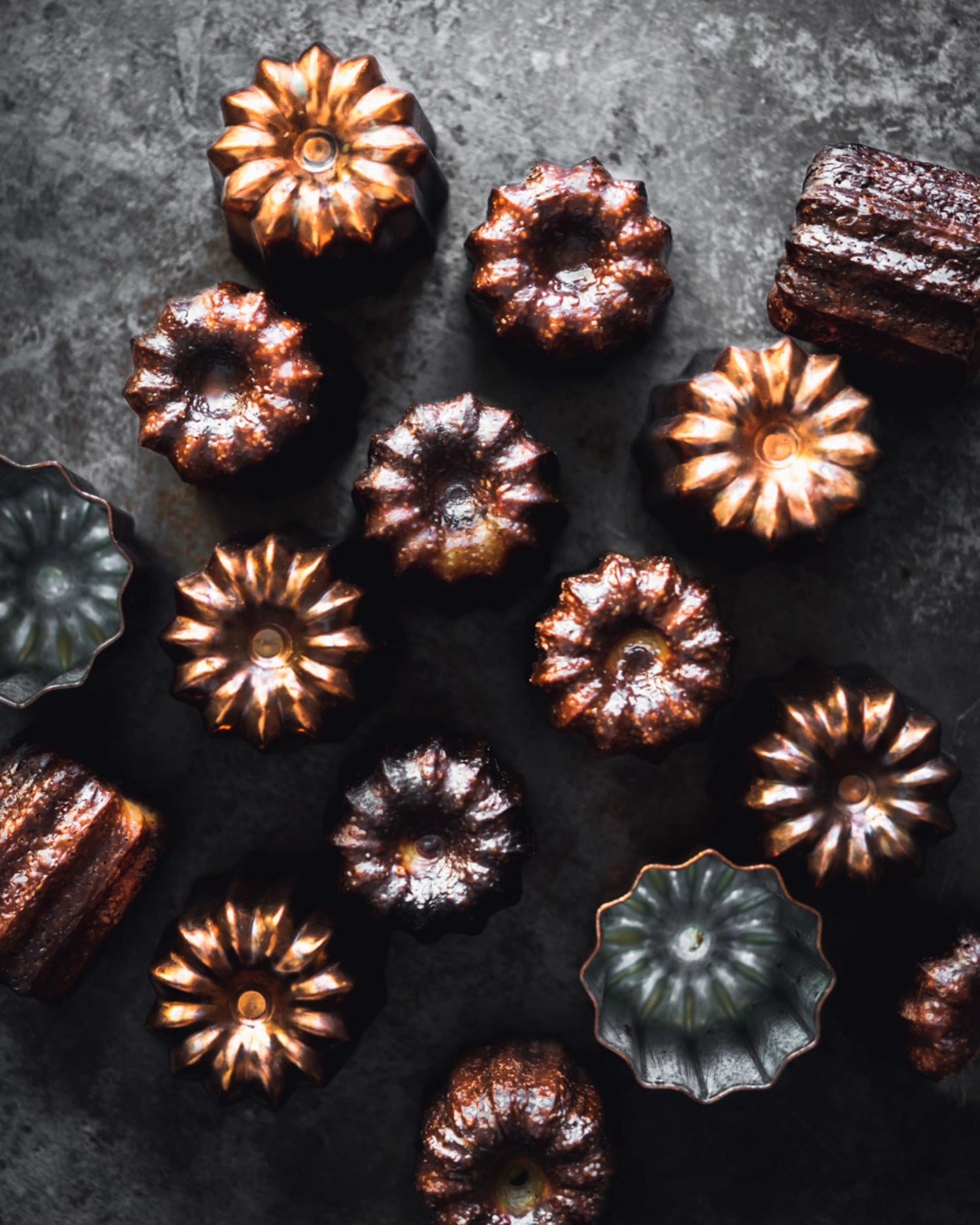 Hochwertige Kupfer-Kuchenform für Cannelés von de Buyer, ideal für die Zubereitung von feinen, kleinen Cannelés mit einem Durchmesser von 3,5 cm.