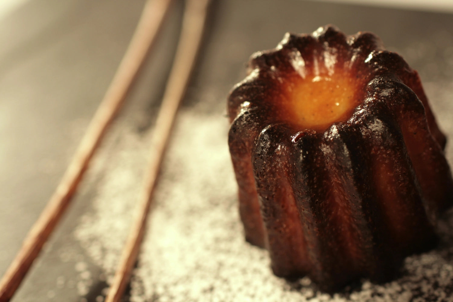 Hochwertige Kupfer-Kuchenform für Cannelés von de Buyer, ideal für die Zubereitung von feinen, kleinen Cannelés mit einem Durchmesser von 3,5 cm.