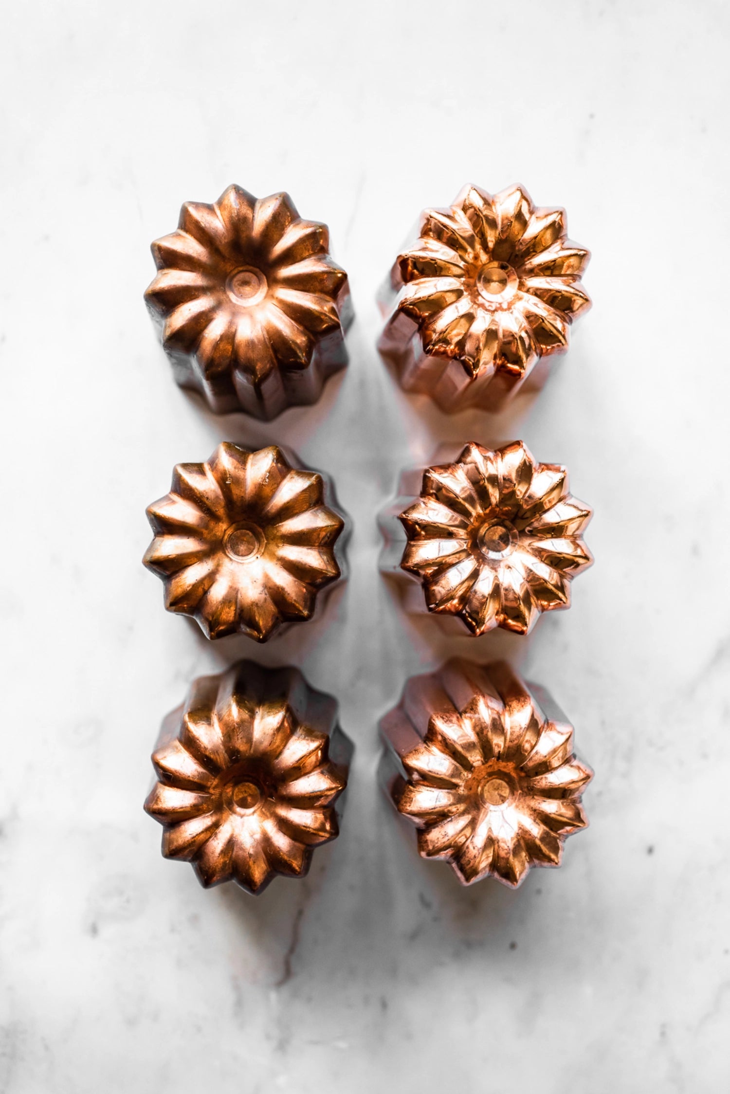 Elegante Kupfer-Kuchenform für Cannelés, Ø 4.5 cm, H: 4.4 cm, sorgt für gleichmäßige Backergebnisse und ein perfektes Backvergnügen.