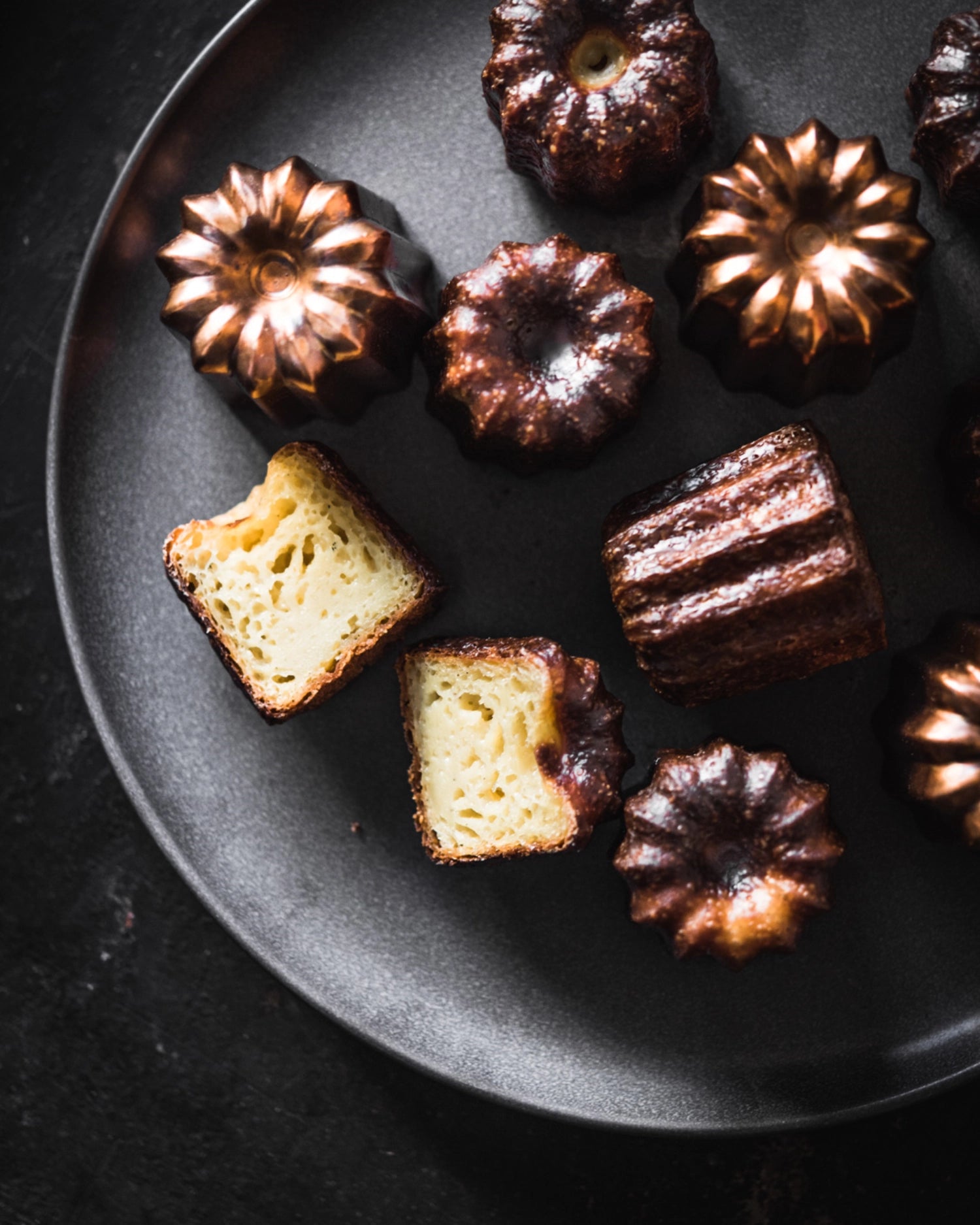 Elegante Cannelés-Backform aus Kupfer mit einem Durchmesser von 4,5 cm und einer Höhe von 4,4 cm, perfekt für exquisite Backkreationen.