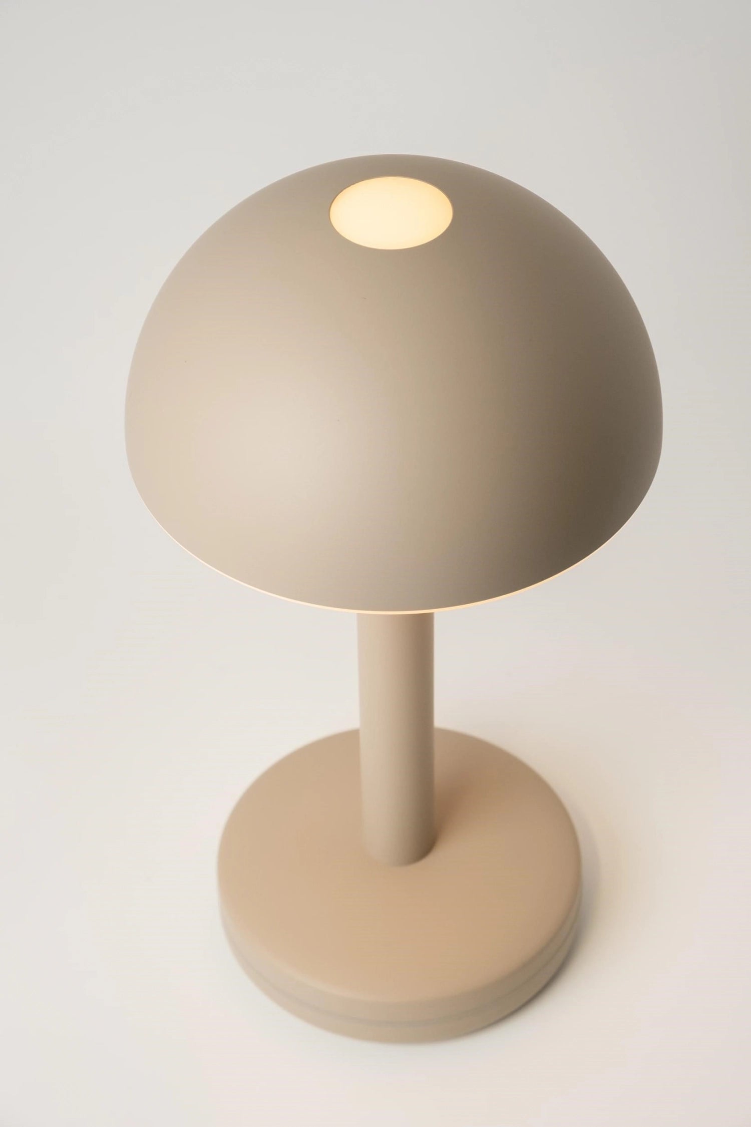 Beige Tischlampe "Humble Light Bug" (29x15 cm) – stilvolle Akzentbeleuchtung für ein gemütliches Ambiente in Ihrem Zuhause.