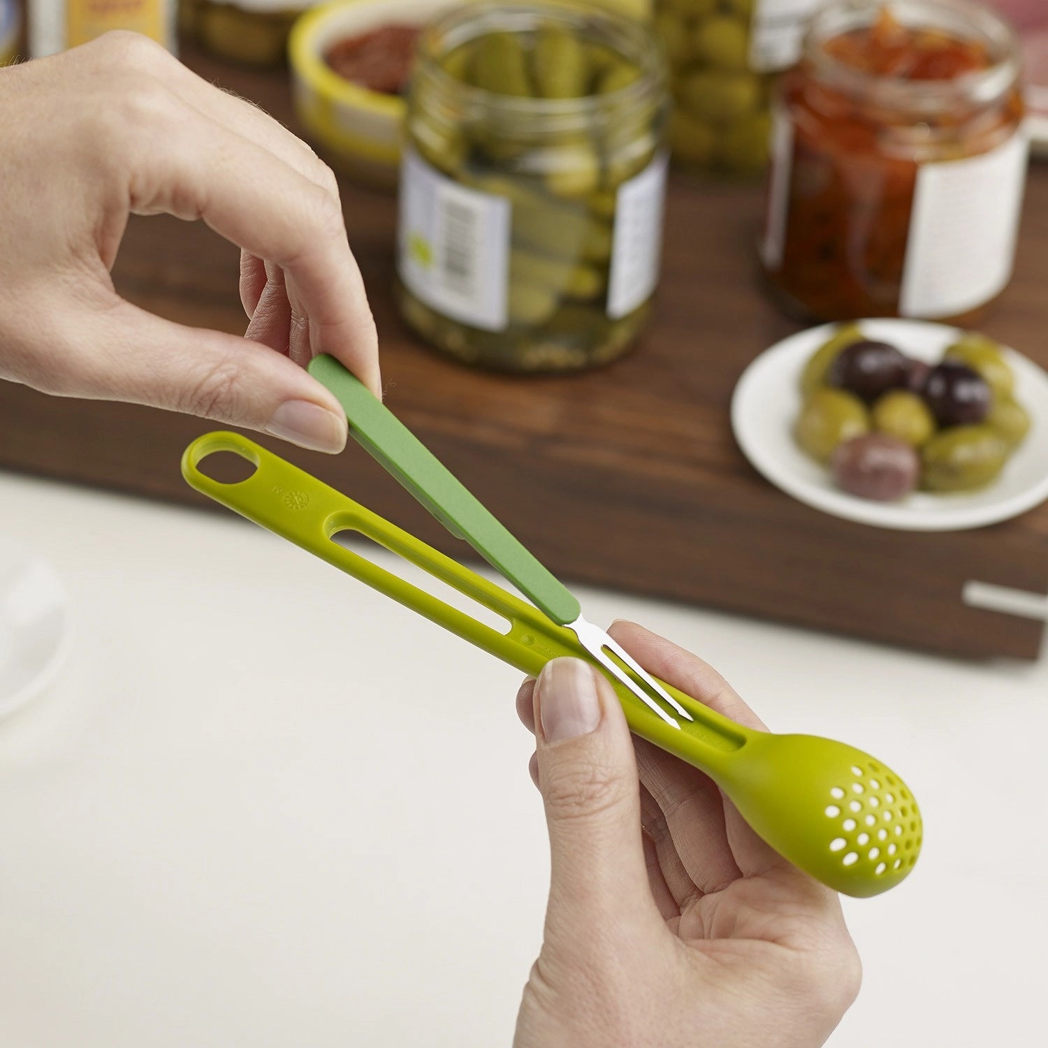 Scoop Pick Löffel Gabel 2-er Set in grün von Joseph Joseph, praktische Küchenhelfer für einfaches Servieren und Genießen von Speisen.