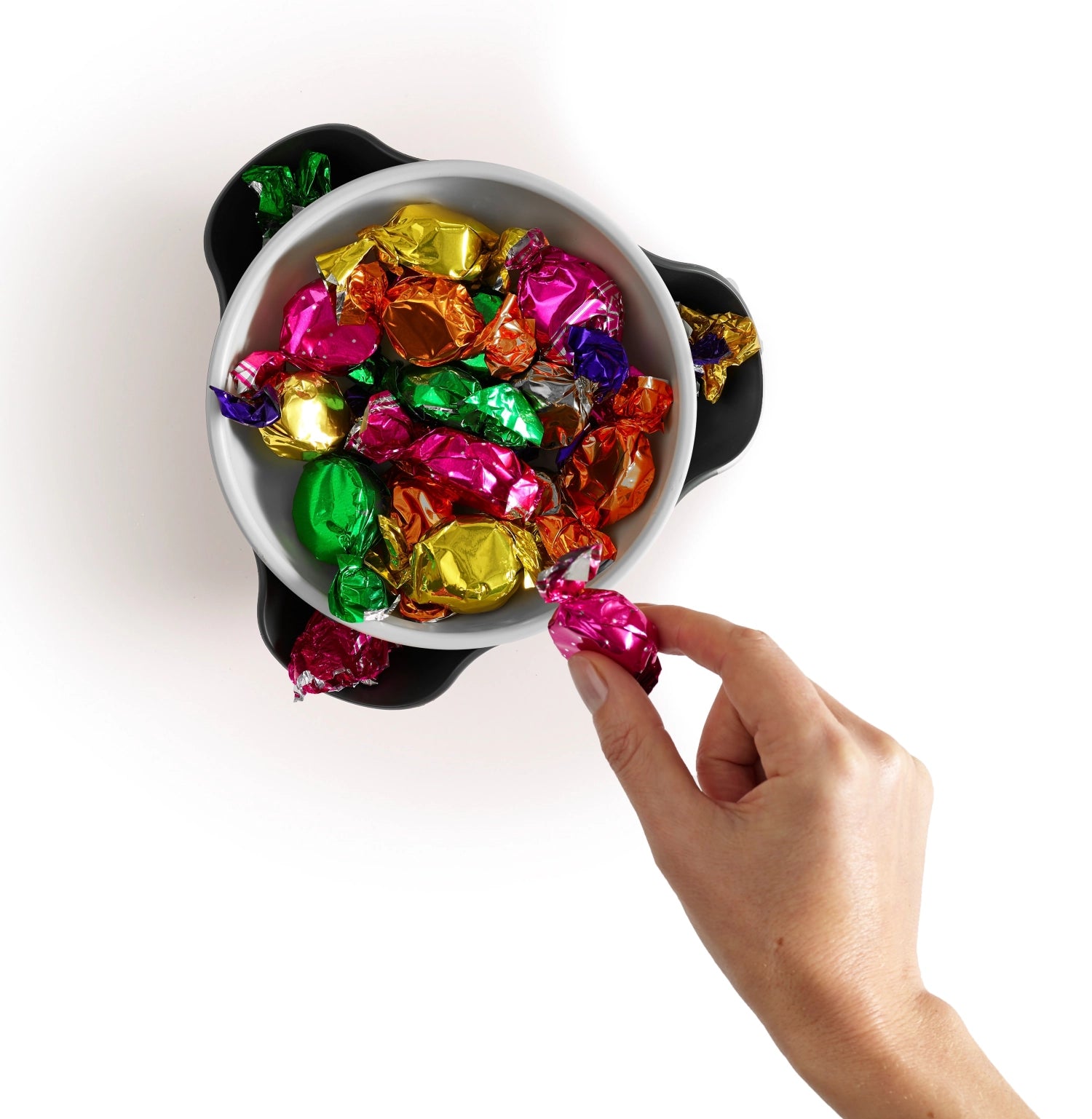 Moderne Double-Dish Servierschüssel von Joseph Joseph, perfekt für die ansprechende Präsentation von Snacks und Dips in einem innovativen Design.