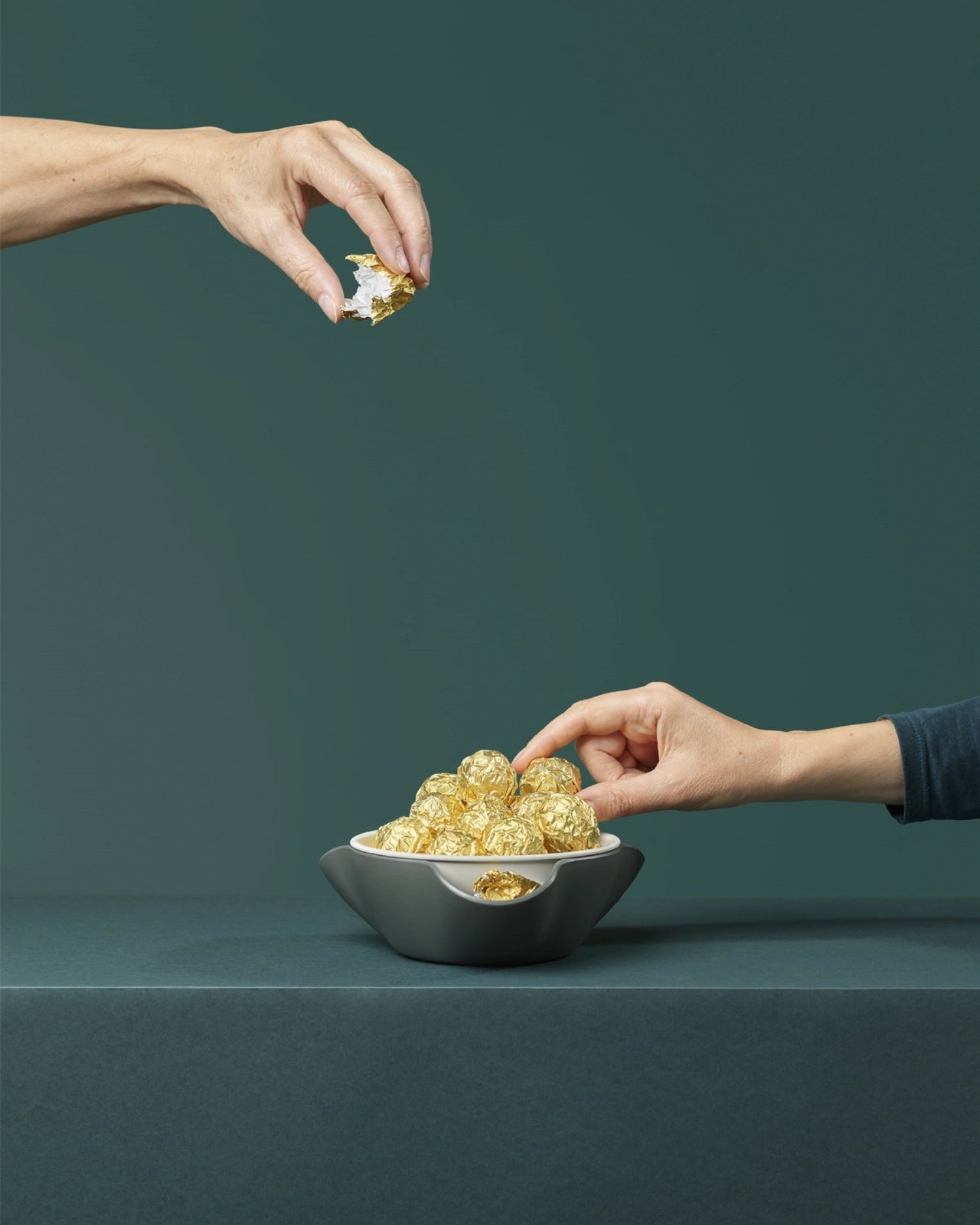 Moderne Double-Dish Servierschüssel von Joseph Joseph, perfekt für die ansprechende Präsentation von Snacks und Dips in einem innovativen Design.