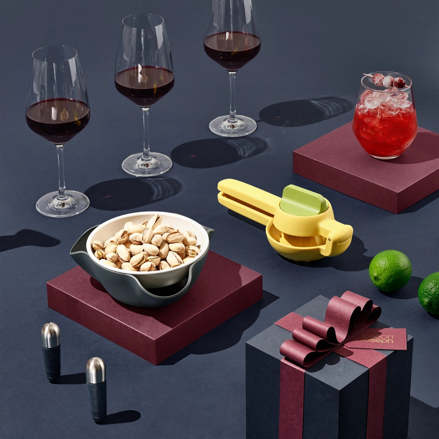 Elegante Double-Dish Servierschüssel von Joseph Joseph, ideal für stilvolles Servieren von Snacks und Dips in einem cleveren, funktionalen Design.