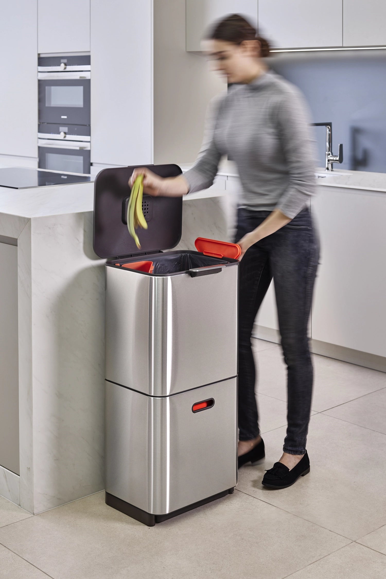 Eleganter Joseph Joseph Totem Max 60L Mülleimer aus Edelstahl, perfekt für effiziente Abfalltrennung und modernes Wohndesign.