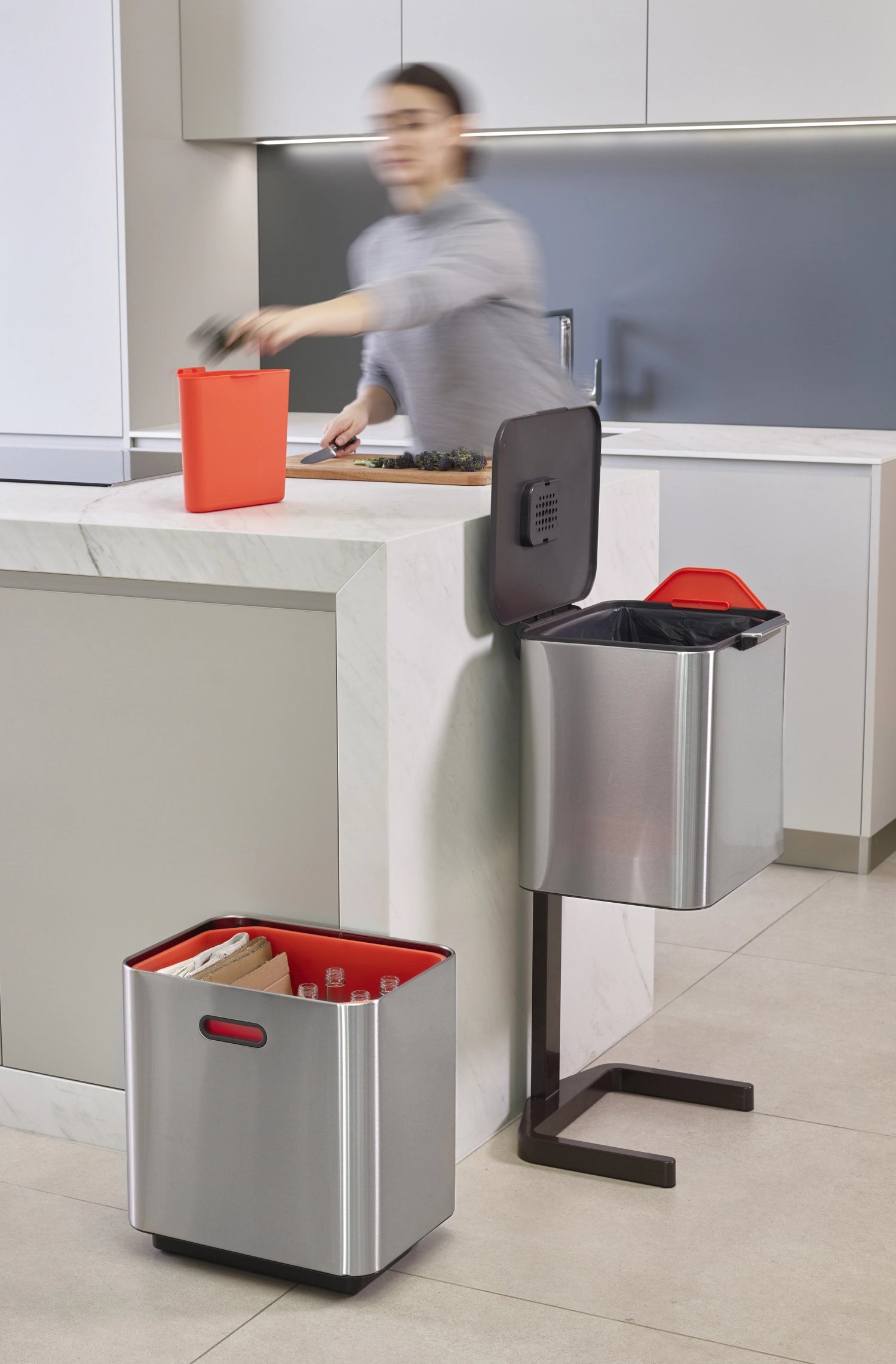 Stylischer Joseph Joseph Totem Max 60L Abfalleimer aus Edelstahl, ideal für umweltbewusste Haushalte und zeitgemäße Einrichtung.