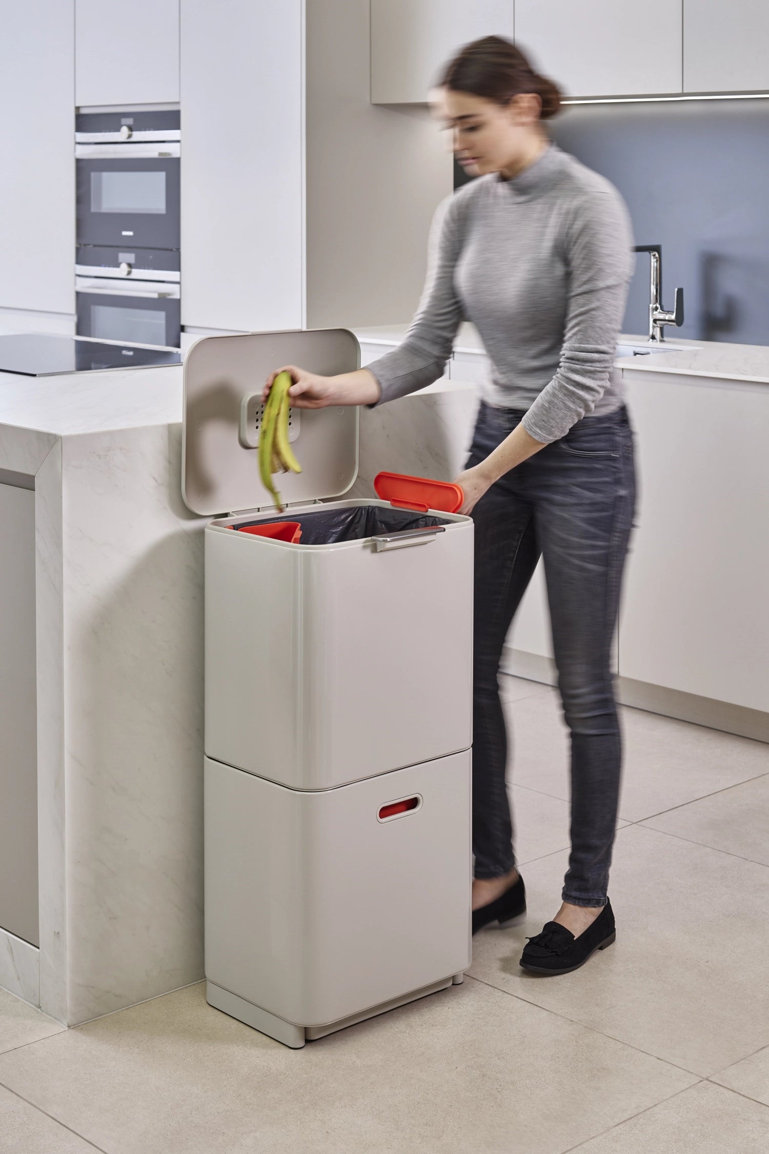 Eleganter Joseph Joseph Totem Max 60L Mülleimer in Steinfarbe, perfekt für effiziente Abfalltrennung und modernes Wohndesign.