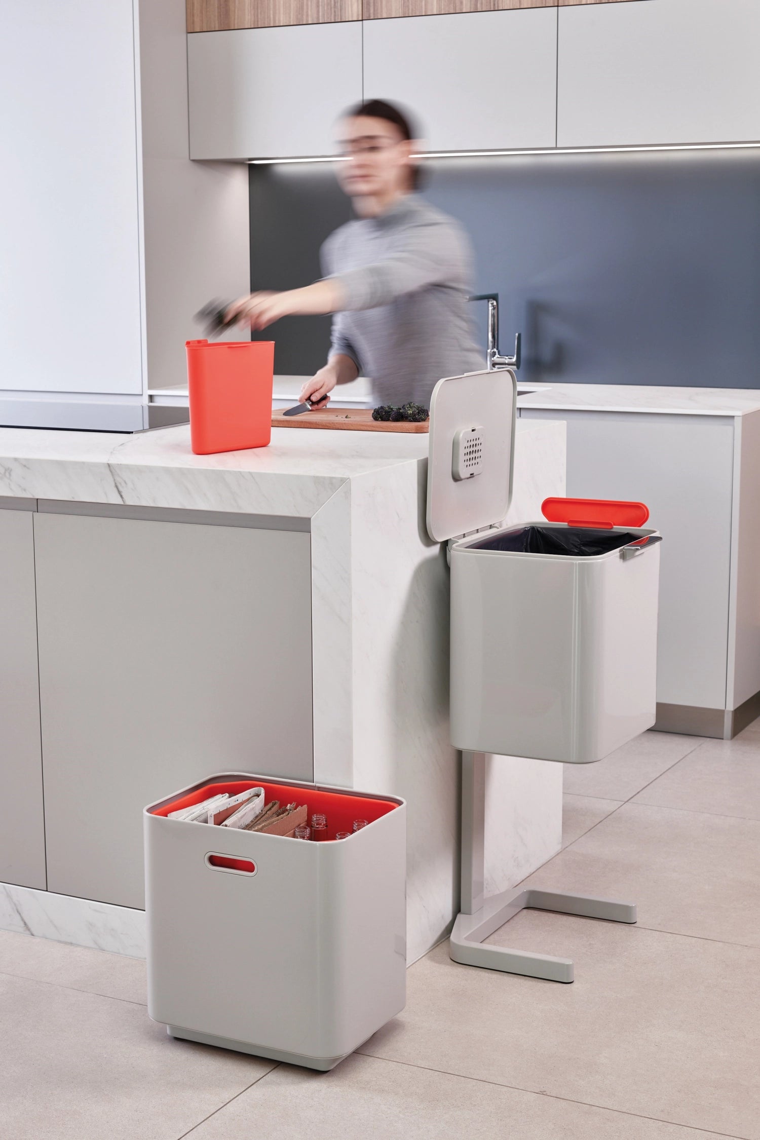 Stylischer Joseph Joseph Totem Max 60L Abfalleimer in neutralem Steinfarbton, ideal für umweltbewusste Haushalte und zeitgemäße Einrichtung.