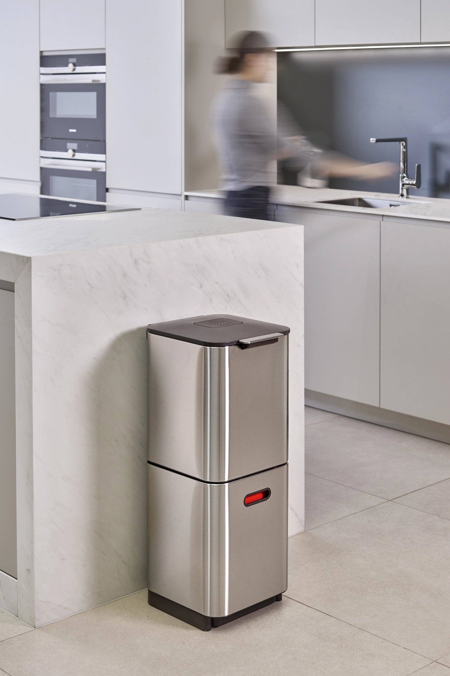 Bild des Totem Compact 40L Mülleimers von Joseph Joseph aus Edelstahl, modern und funktional, ideal für jede Küche.